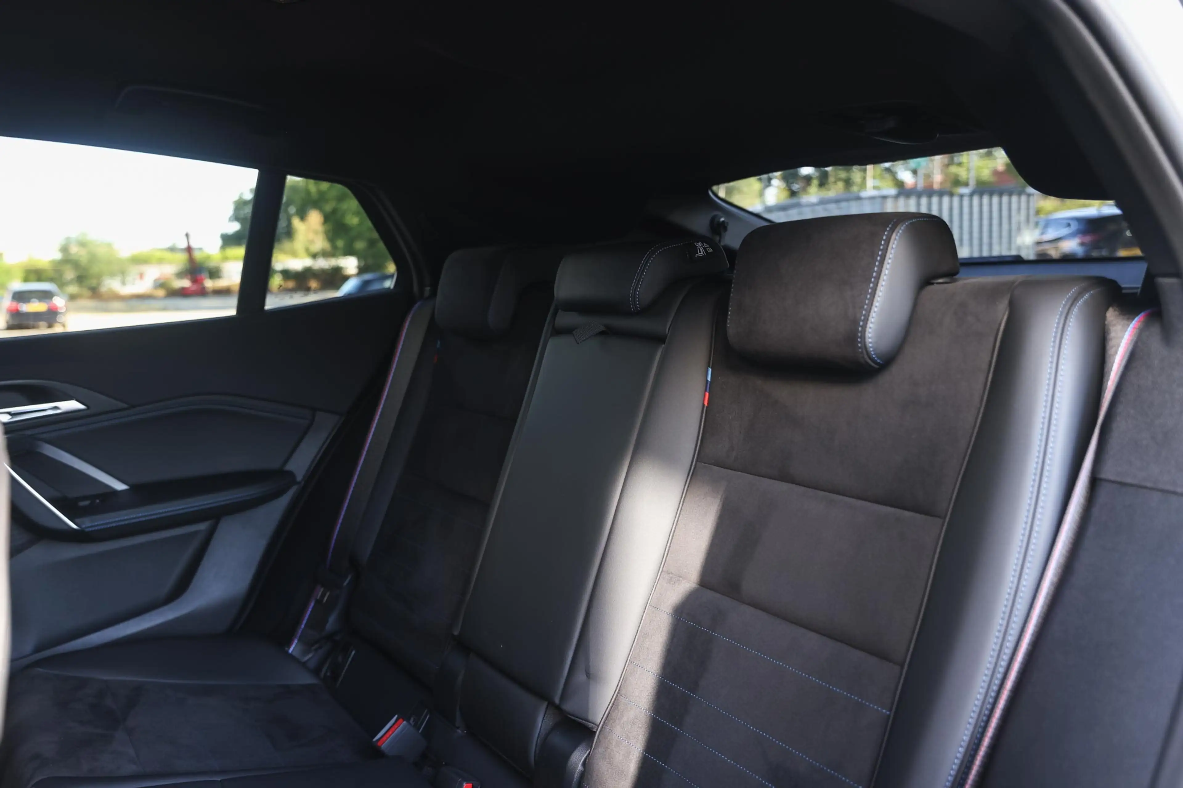 BMW iX2 eDrive20 M Sport / Sportstoelen / Comfort Access / — photo 11