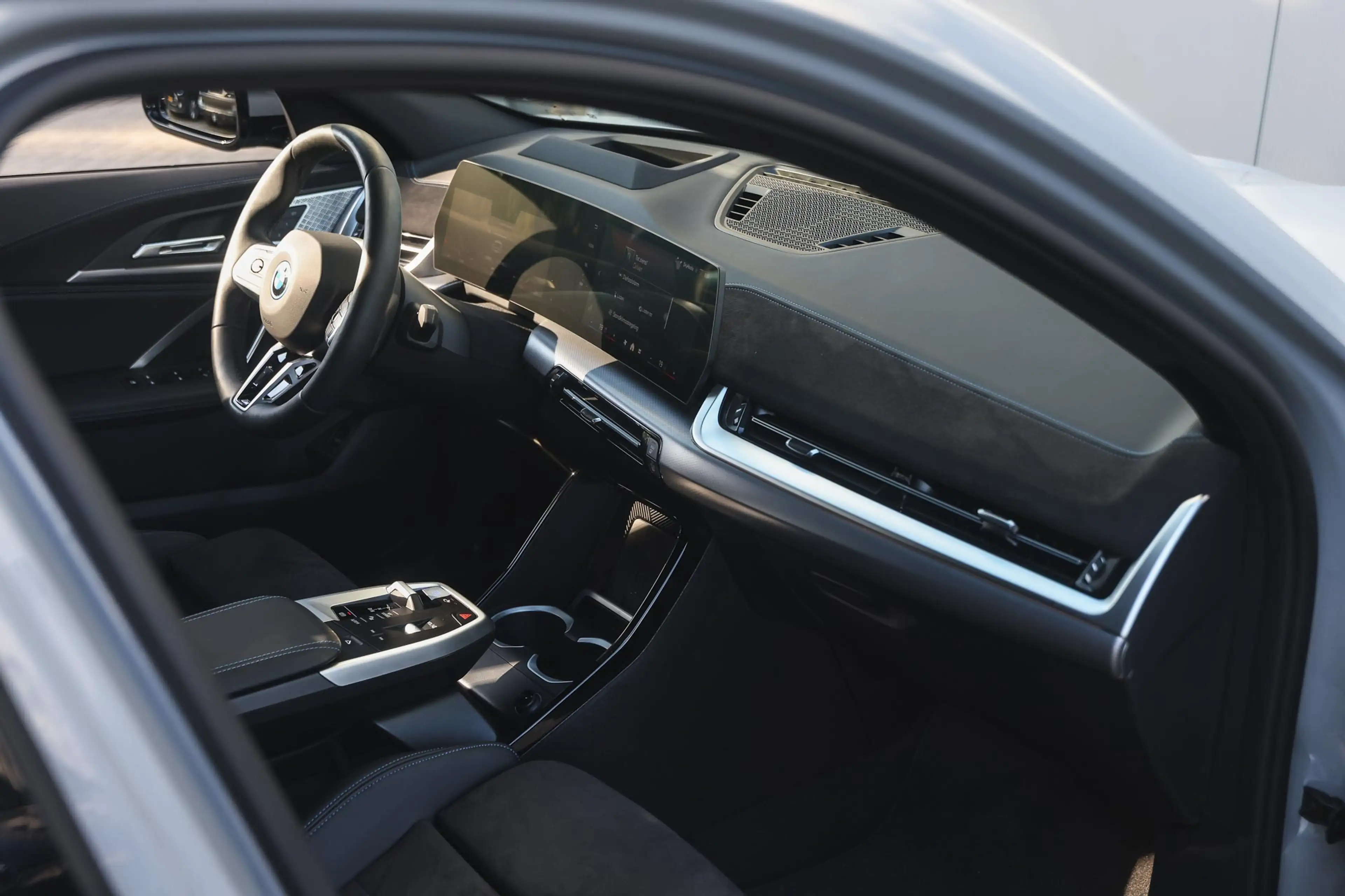 BMW iX2 eDrive20 M Sport / Sportstoelen / Comfort Access / — photo 10
