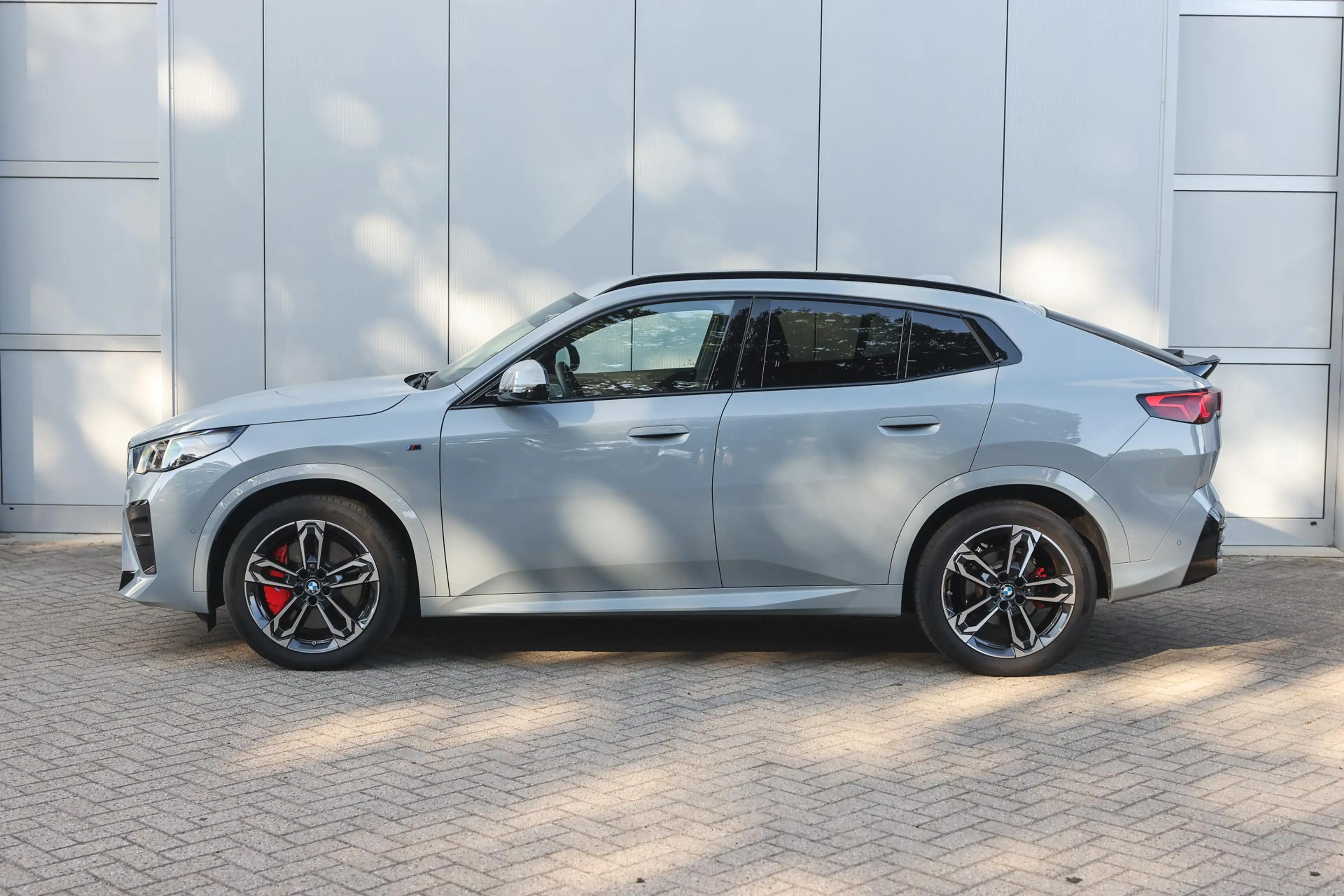 BMW iX2 eDrive20 M Sport / Sportstoelen / Comfort Access / — photo 7