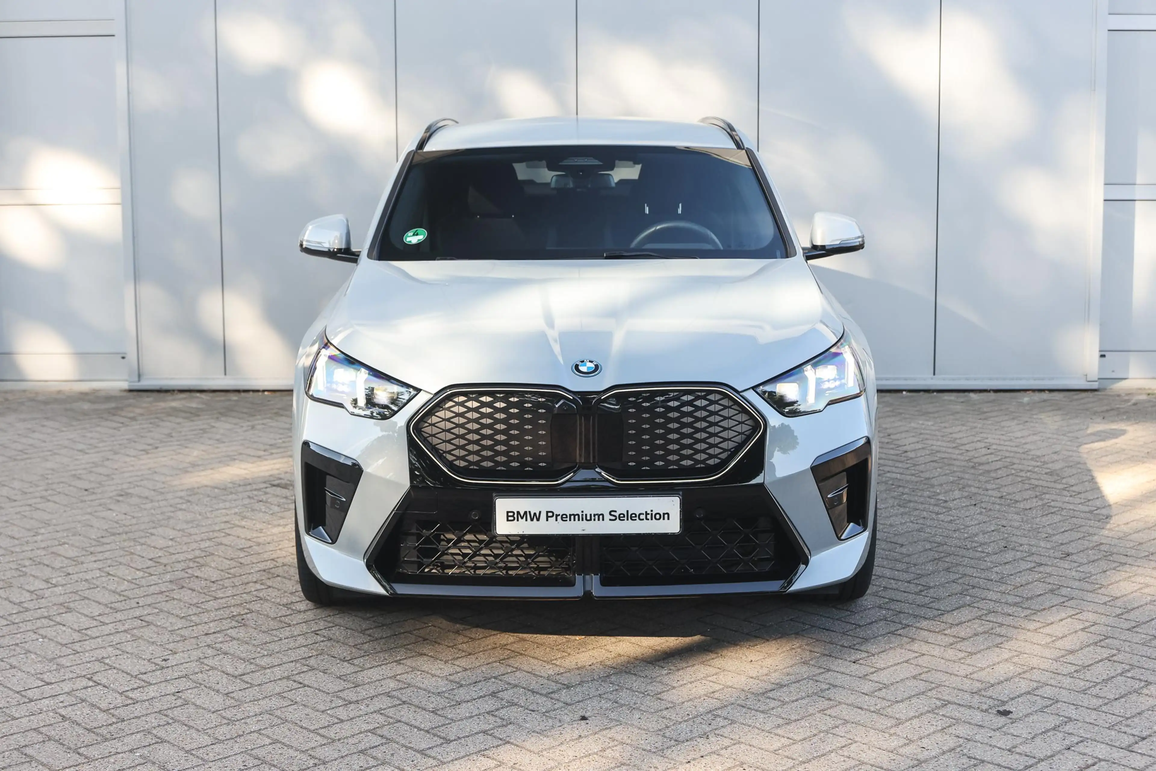 BMW iX2 eDrive20 M Sport / Sportstoelen / Comfort Access / — photo 5