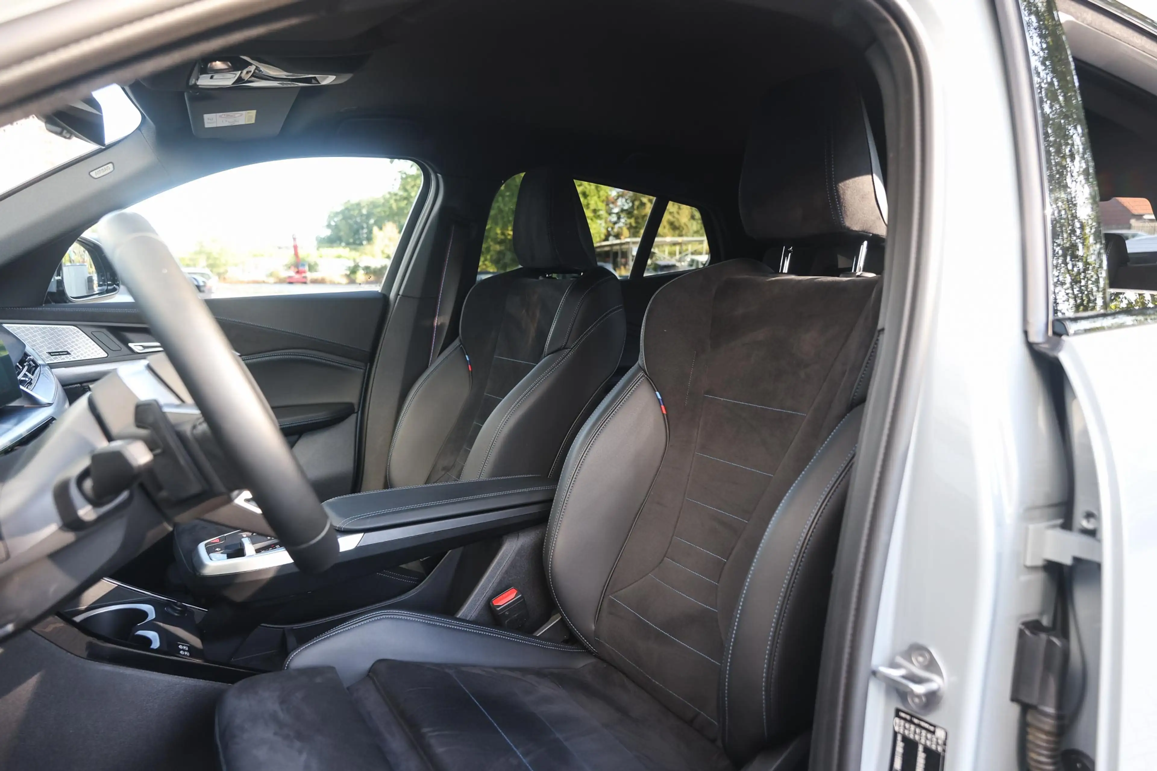 BMW iX2 eDrive20 M Sport / Sportstoelen / Comfort Access / — photo 12