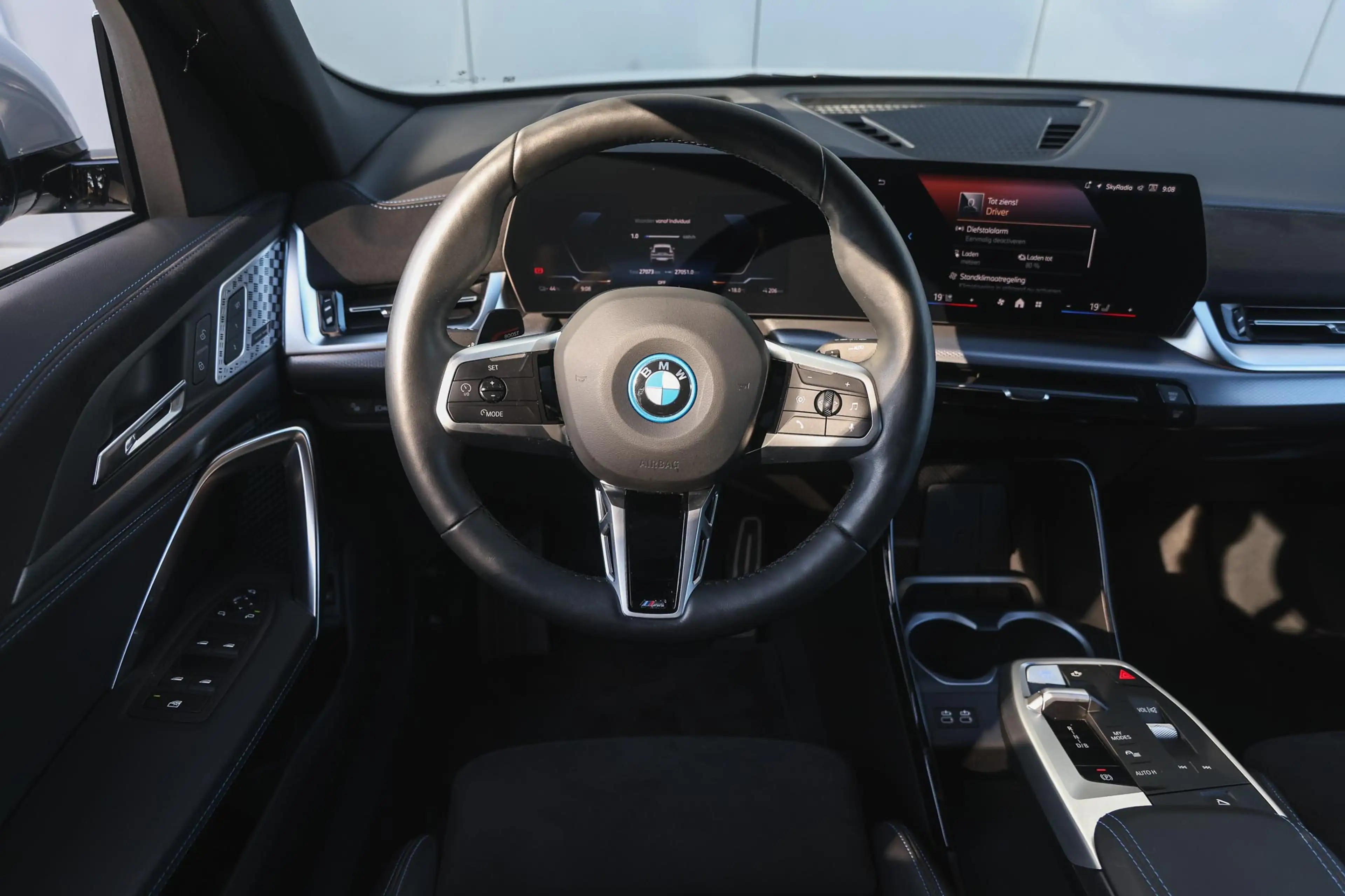 BMW iX2 eDrive20 M Sport / Sportstoelen / Comfort Access / — photo 3