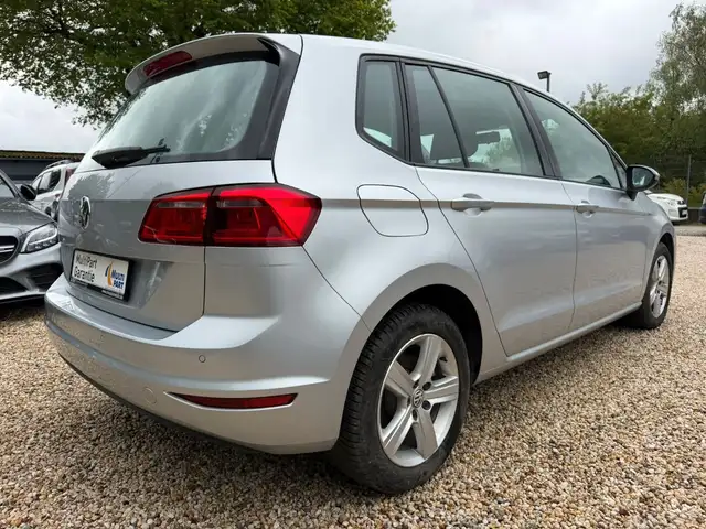 Volkswagen Golf view 4