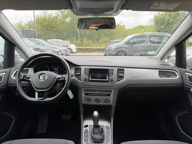Volkswagen Golf view 8