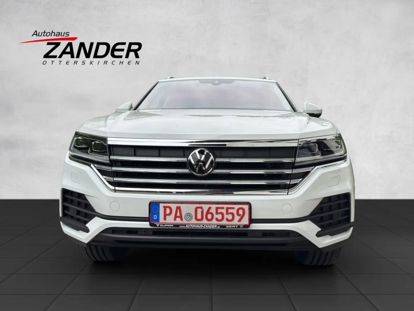 Volkswagen Touareg 3.0 TDI Leder Navi 4Motion ACC uvm Bílá - 2