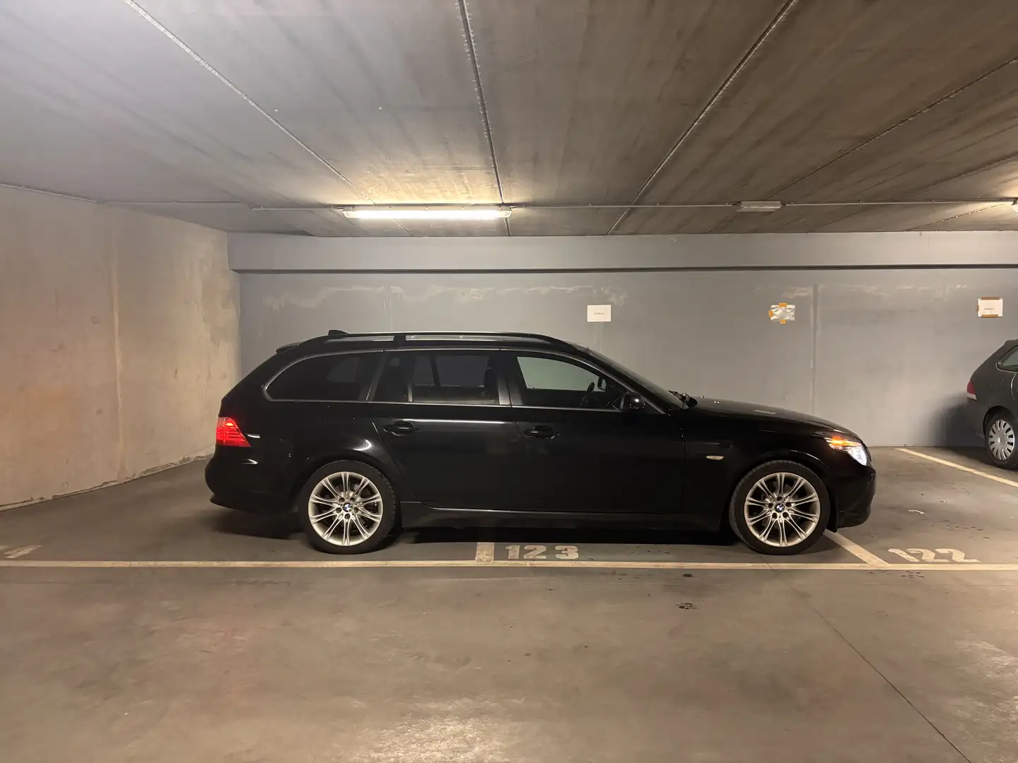 BMW 523 Touring * Toit Ouvrant * Xenon * Sieges chauffants Noir - 2