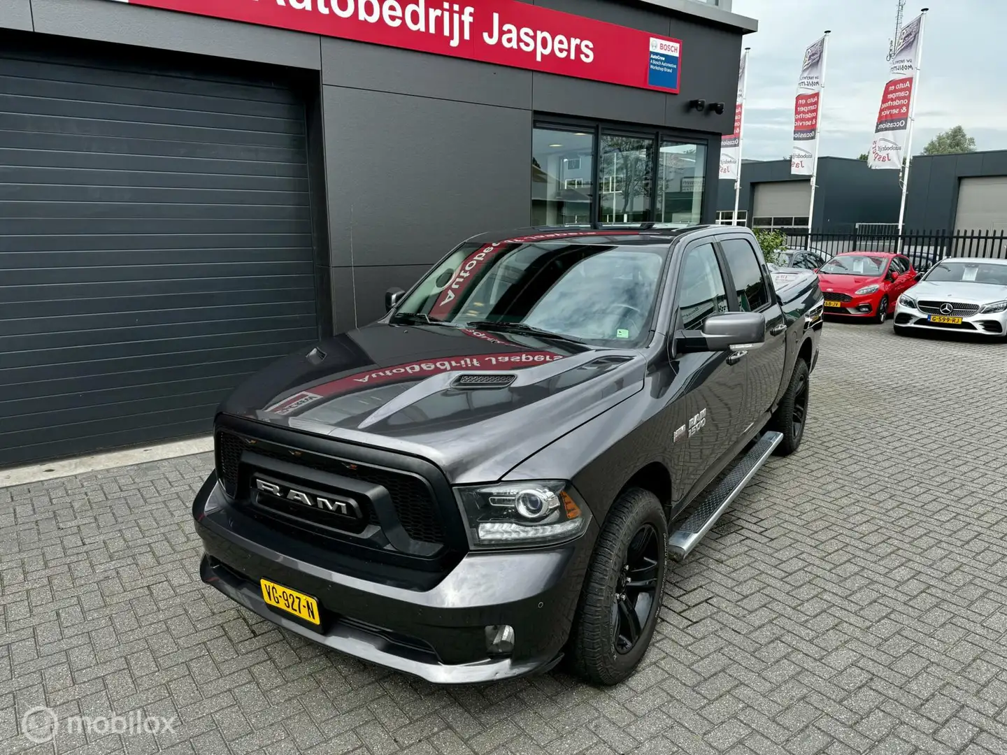 Dodge RAM 1500 HEMI 4X4 5.7 V8 4x4 Quad Cab 6'4 NAP Gris - 2