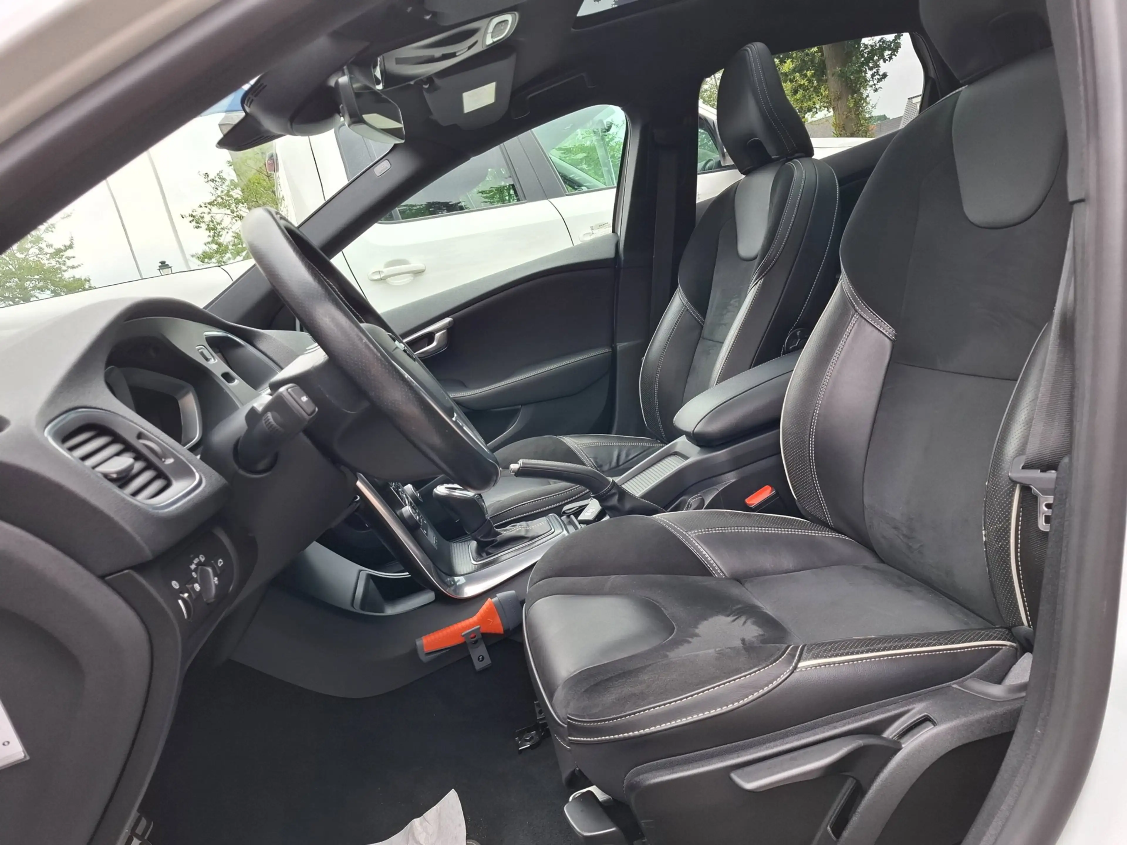 Volvo V40 1.5 T3 Polar+ Sport R-Design. Dealer onderhouden! — photo 4