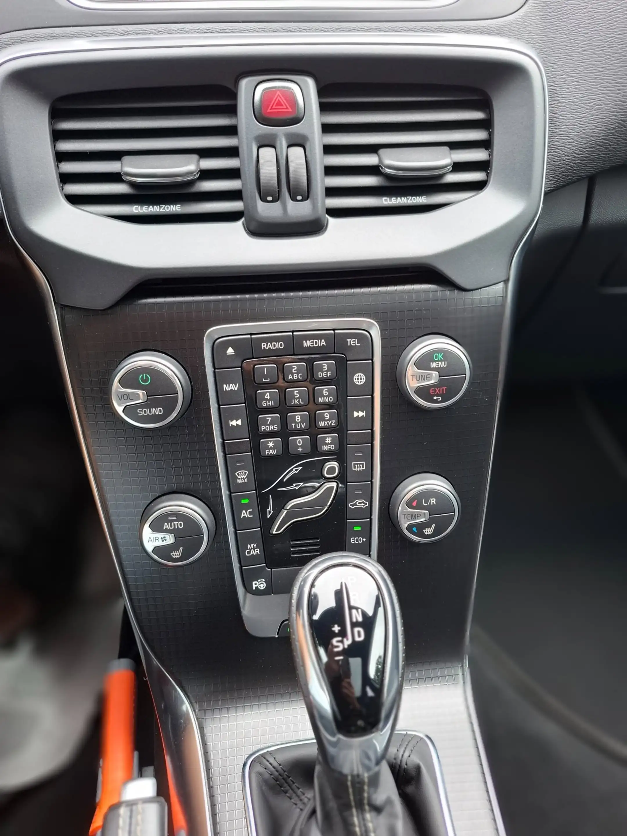 Volvo V40 1.5 T3 Polar+ Sport R-Design. Dealer onderhouden! — photo 8