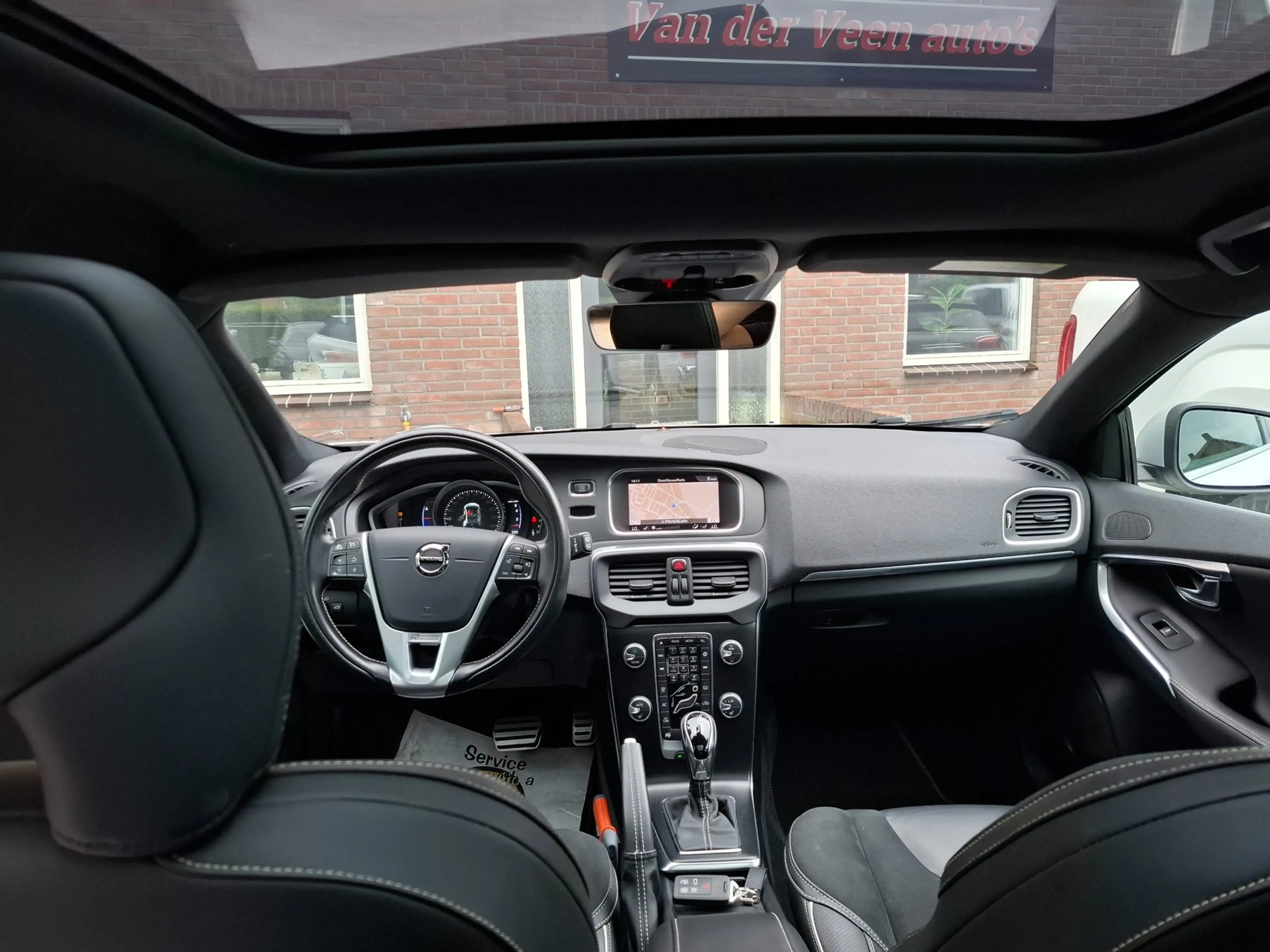Volvo V40 1.5 T3 Polar+ Sport R-Design. Dealer onderhouden! — photo 2