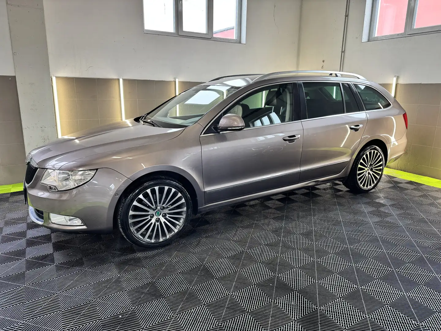 Skoda Superb 2.0 TDI 4x4 Laurin&Klement/Navi/Soundsystem/Xenon Gris - 2