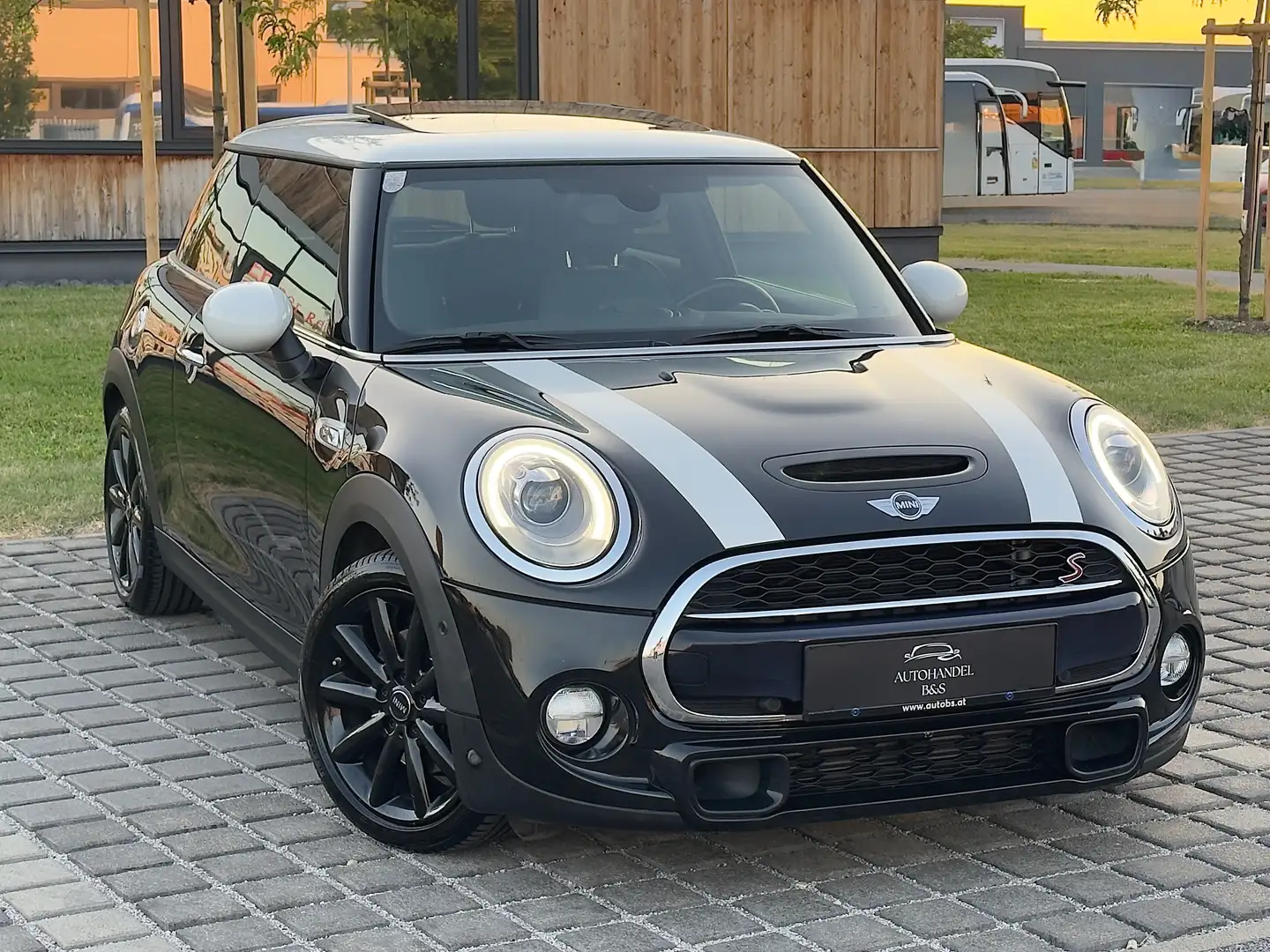 MINI Cooper S Aut. *PANO, NAVI, LEDER, LED* Schwarz - 1