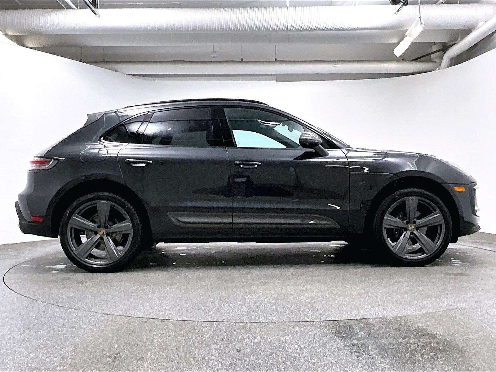 2026 Porsche Macan T alt 4