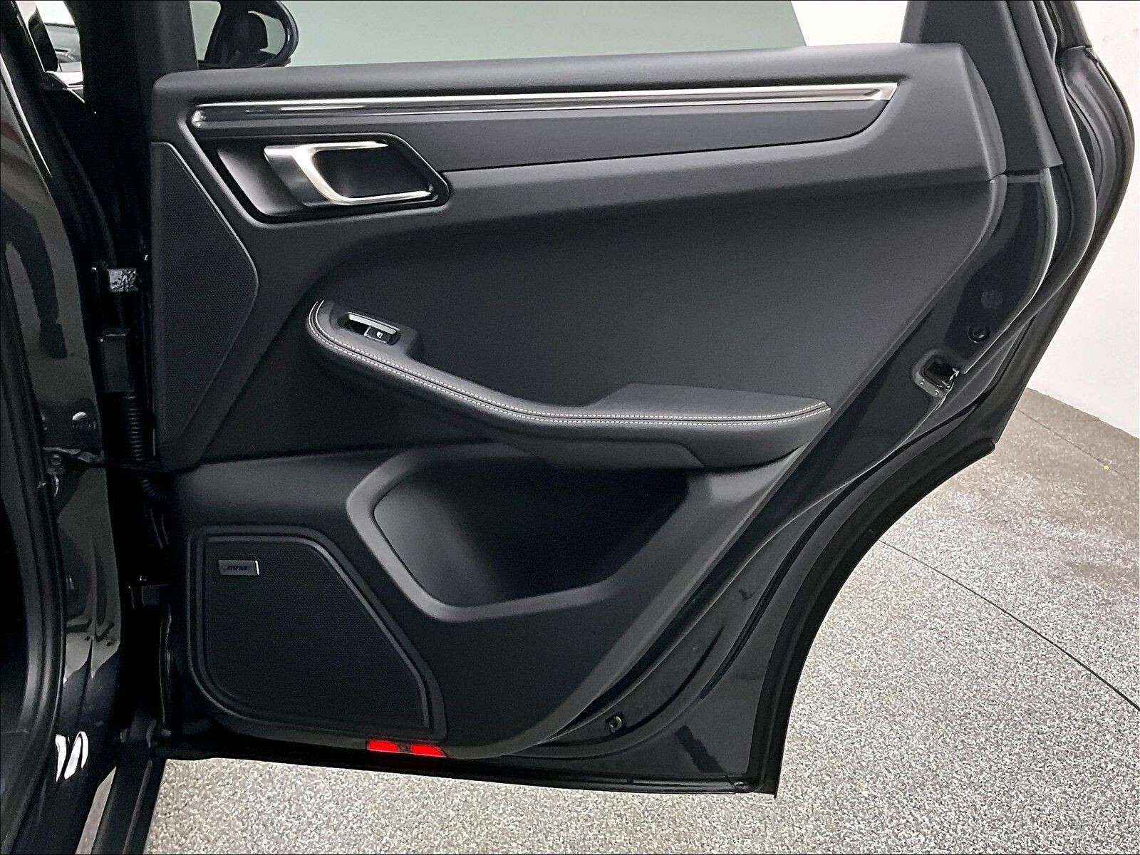 2026 Porsche Macan T thumb 30