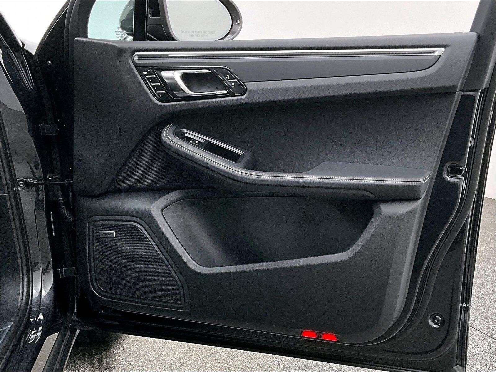 2026 Porsche Macan T thumb 29