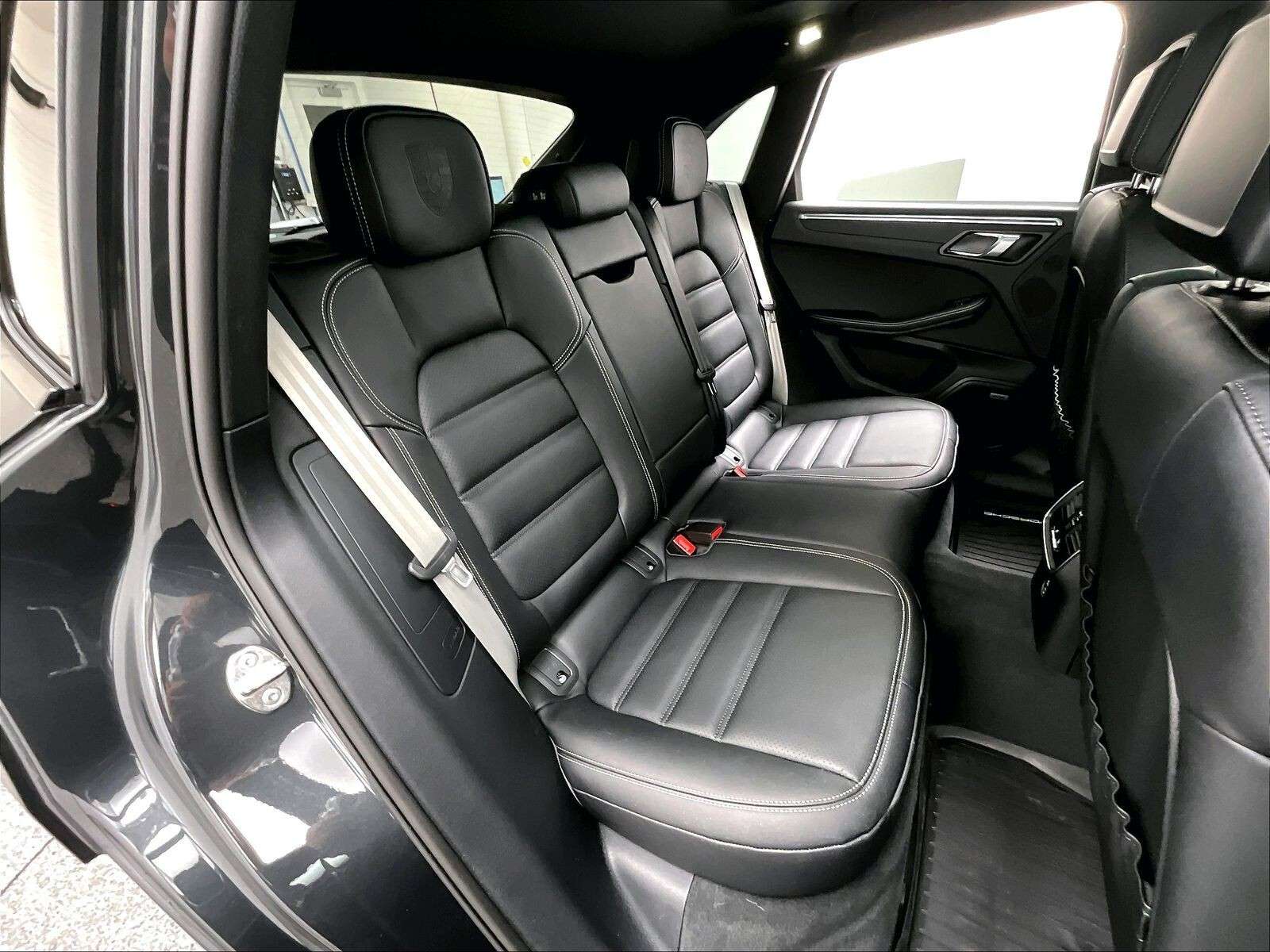2026 Porsche Macan T thumb 16