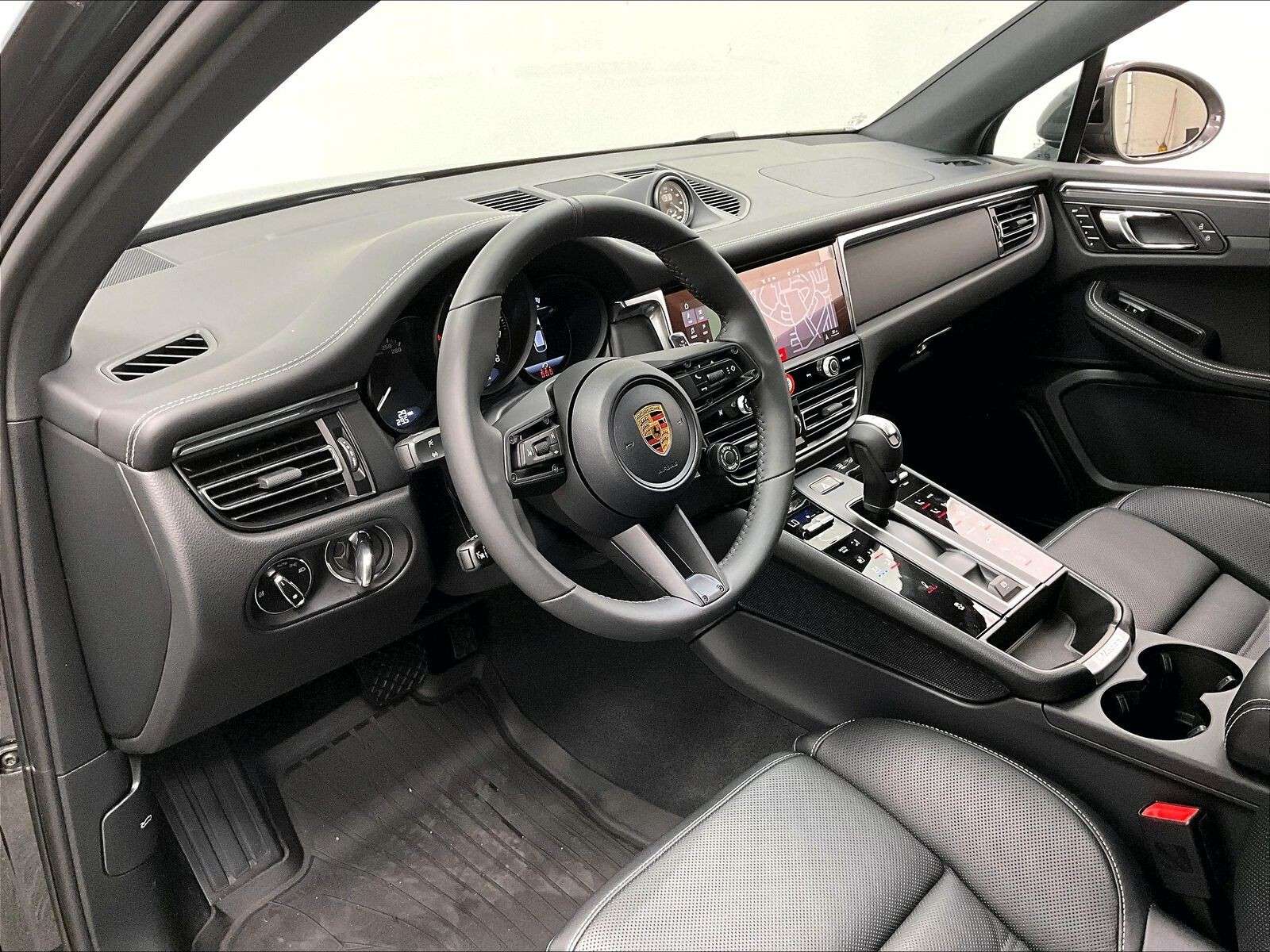2026 Porsche Macan T thumb 9