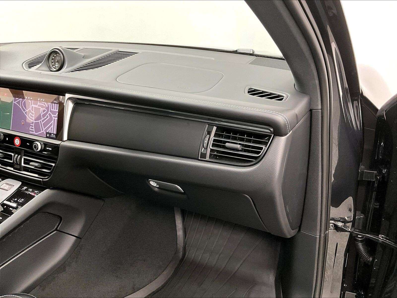 2026 Porsche Macan T thumb 26