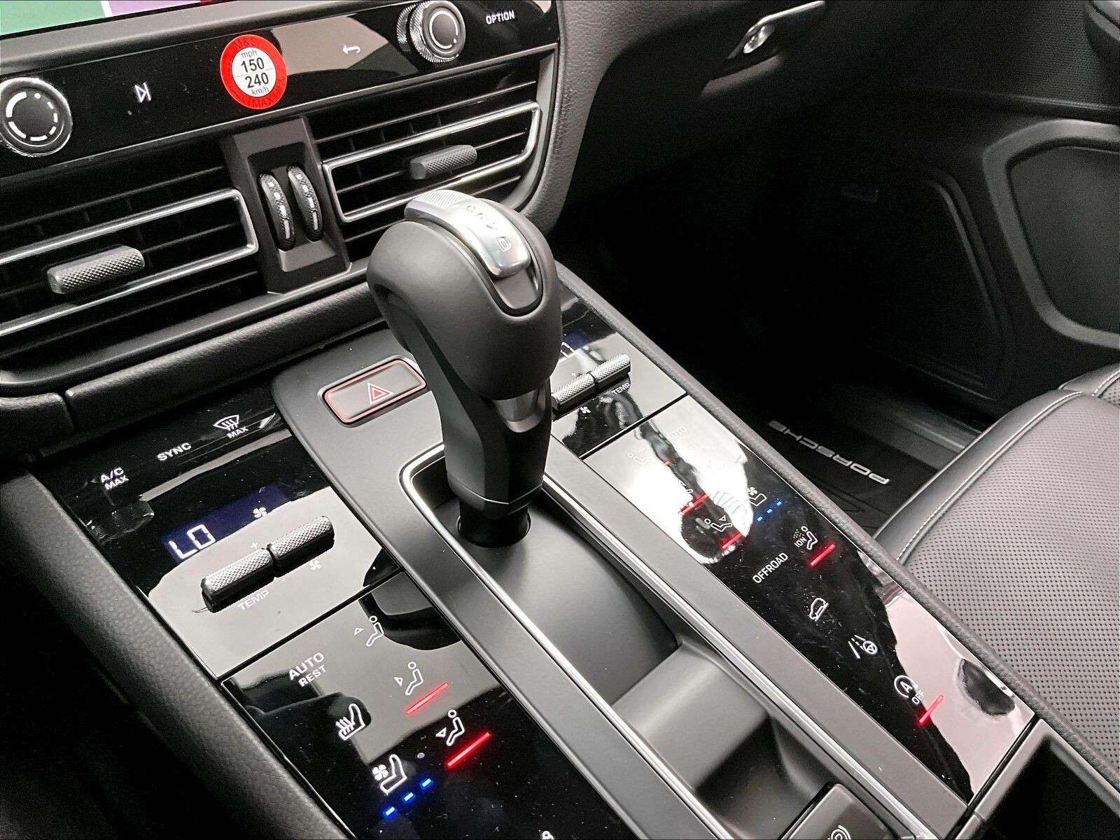 2026 Porsche Macan T thumb 22