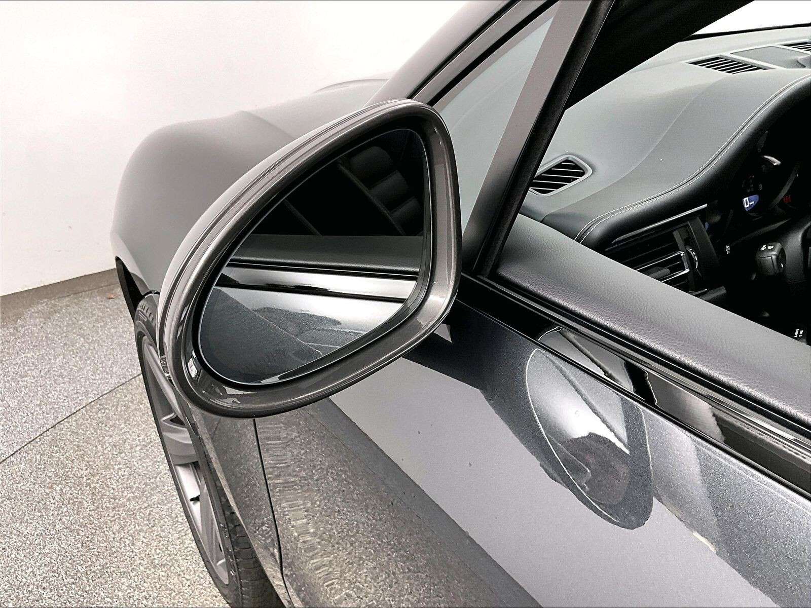 2026 Porsche Macan T thumb 34