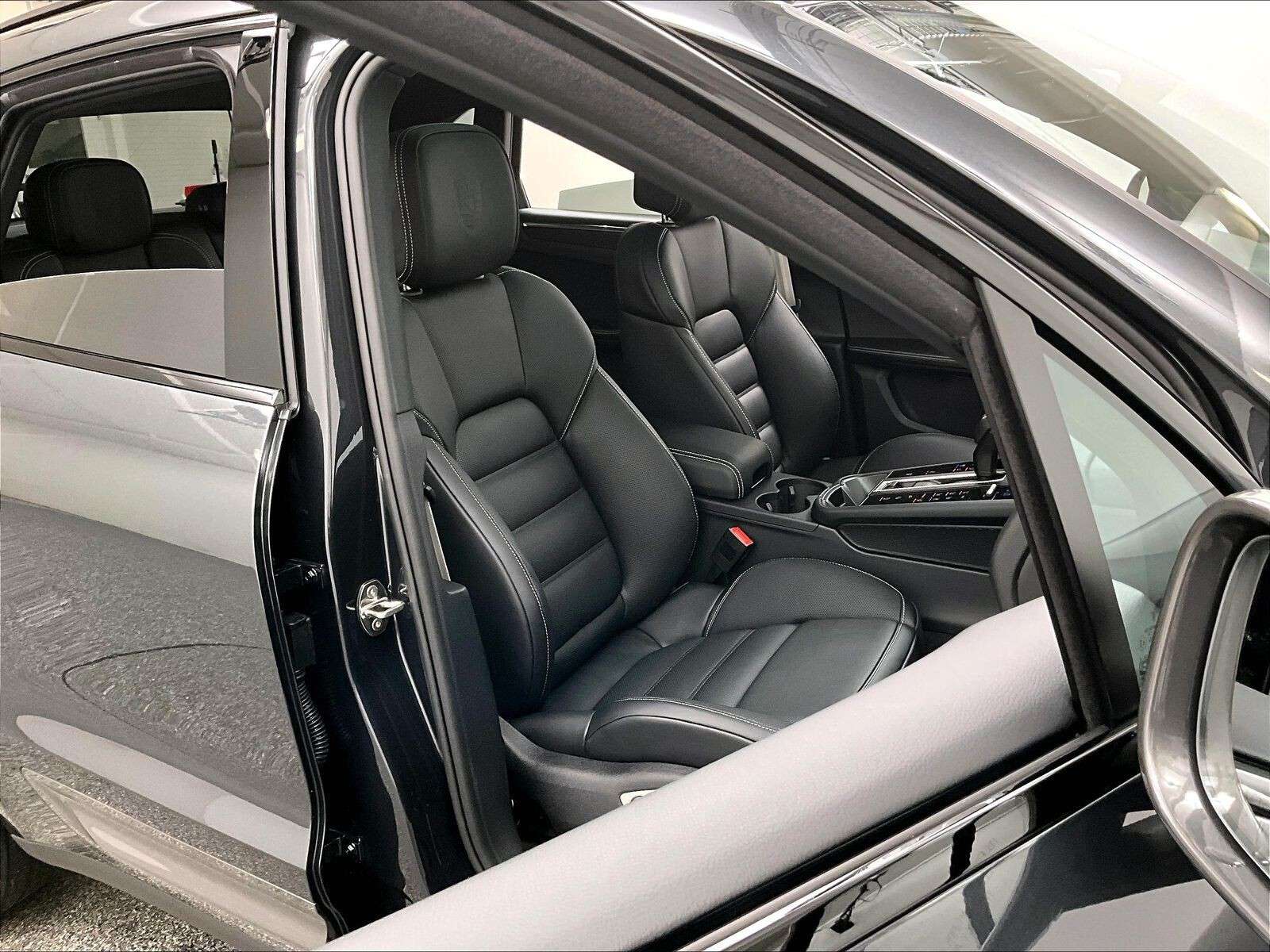 2026 Porsche Macan T thumb 14