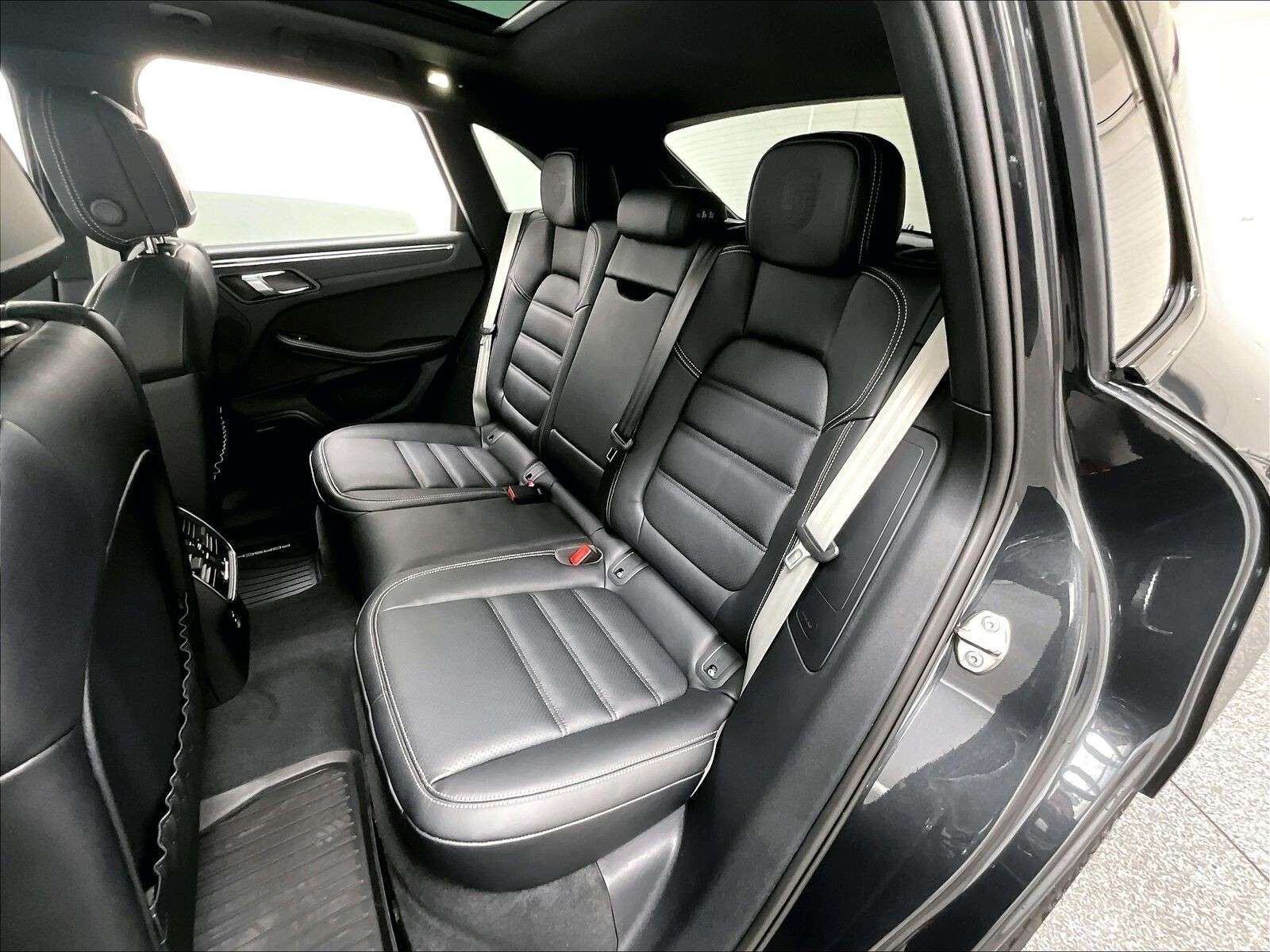 2026 Porsche Macan T thumb 15