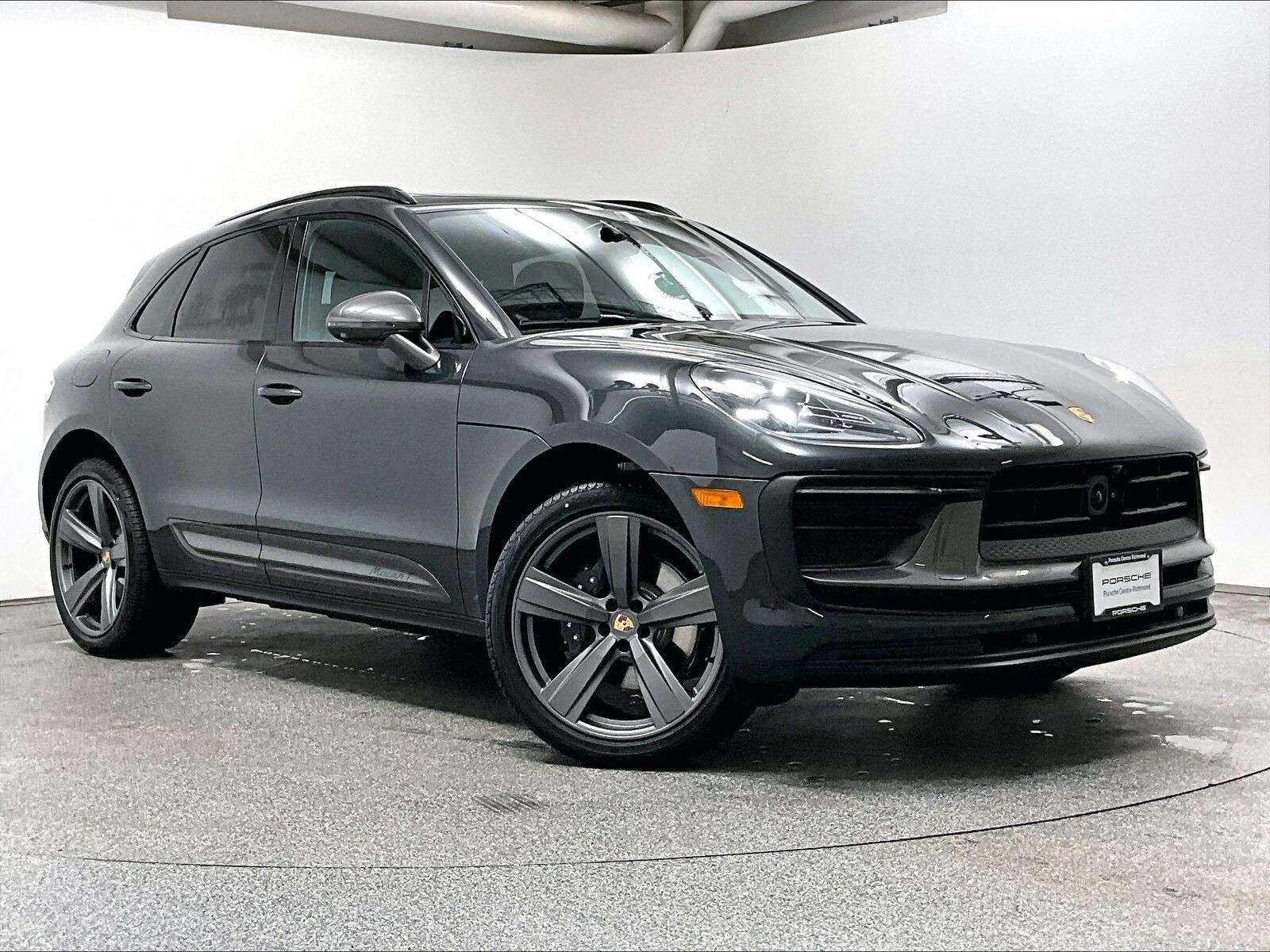 2026 Porsche Macan T alt 3