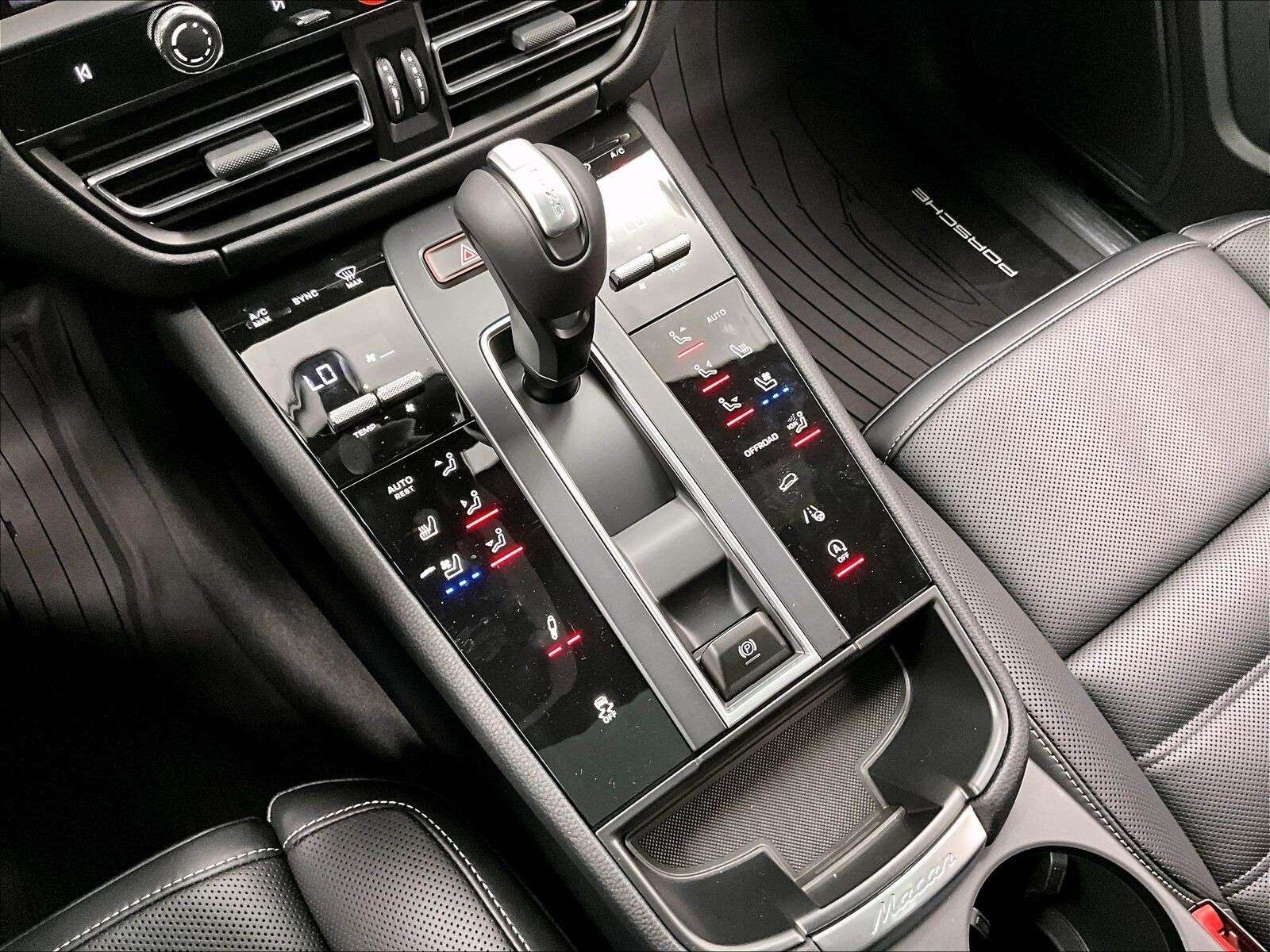 2026 Porsche Macan T thumb 24