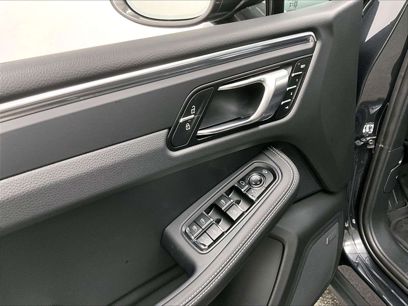 2026 Porsche Macan T thumb 18