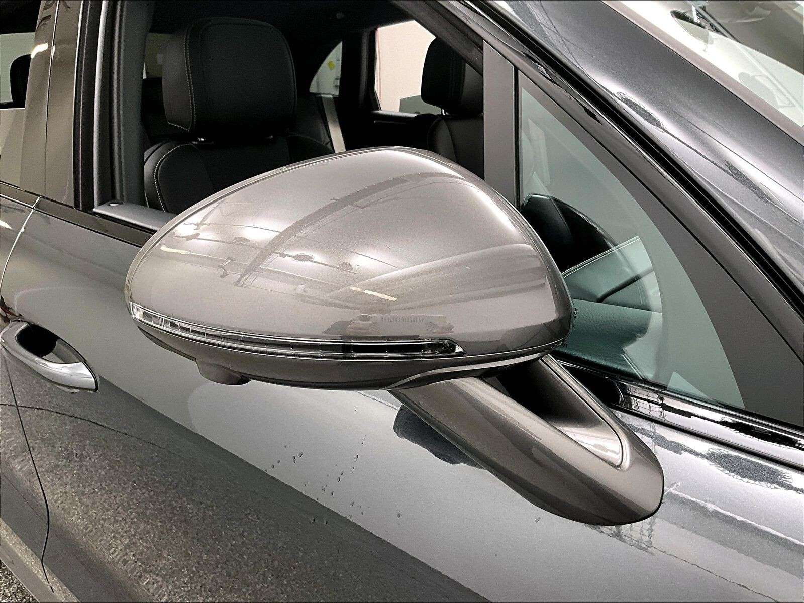 2026 Porsche Macan T thumb 33