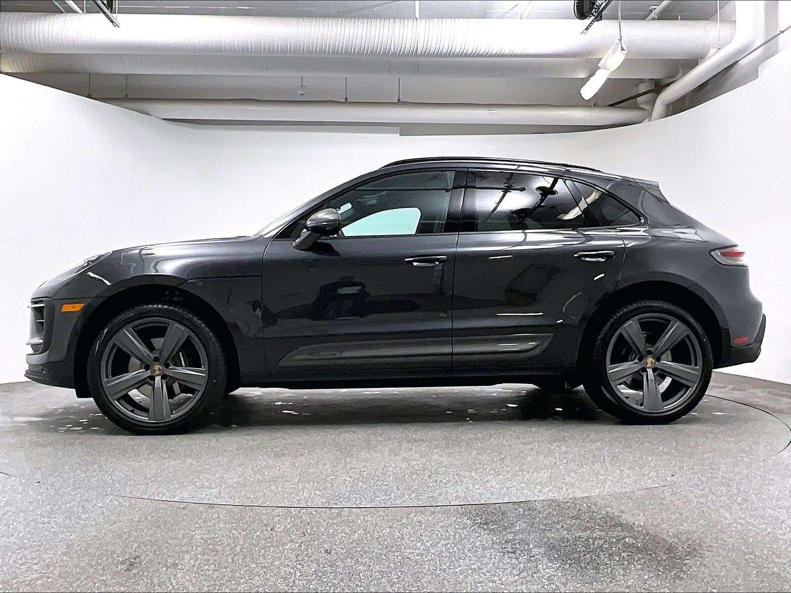 2026 Porsche Macan T thumb 8