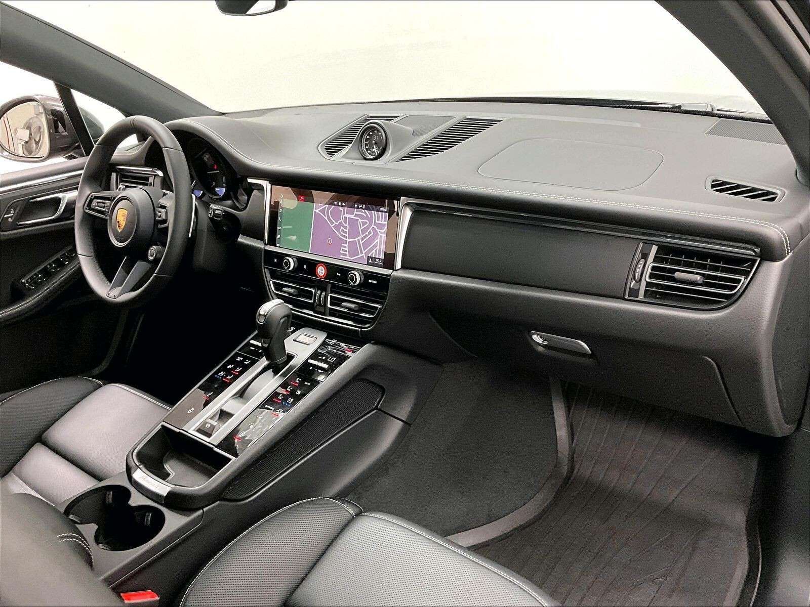2026 Porsche Macan T thumb 27