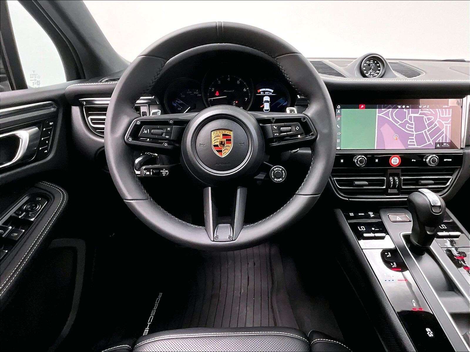 2026 Porsche Macan T thumb 10