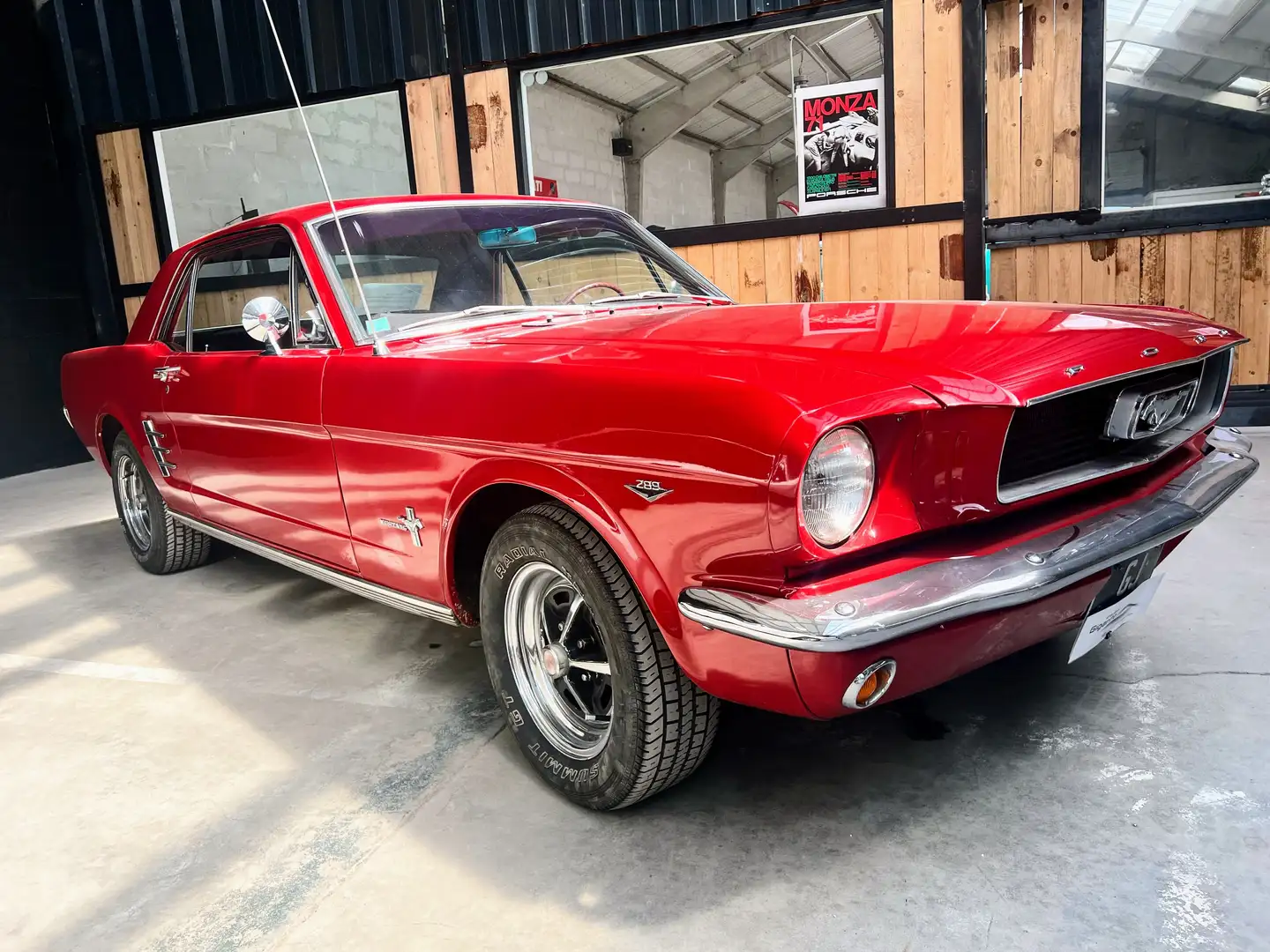 Ford Mustang Czerwony - 1