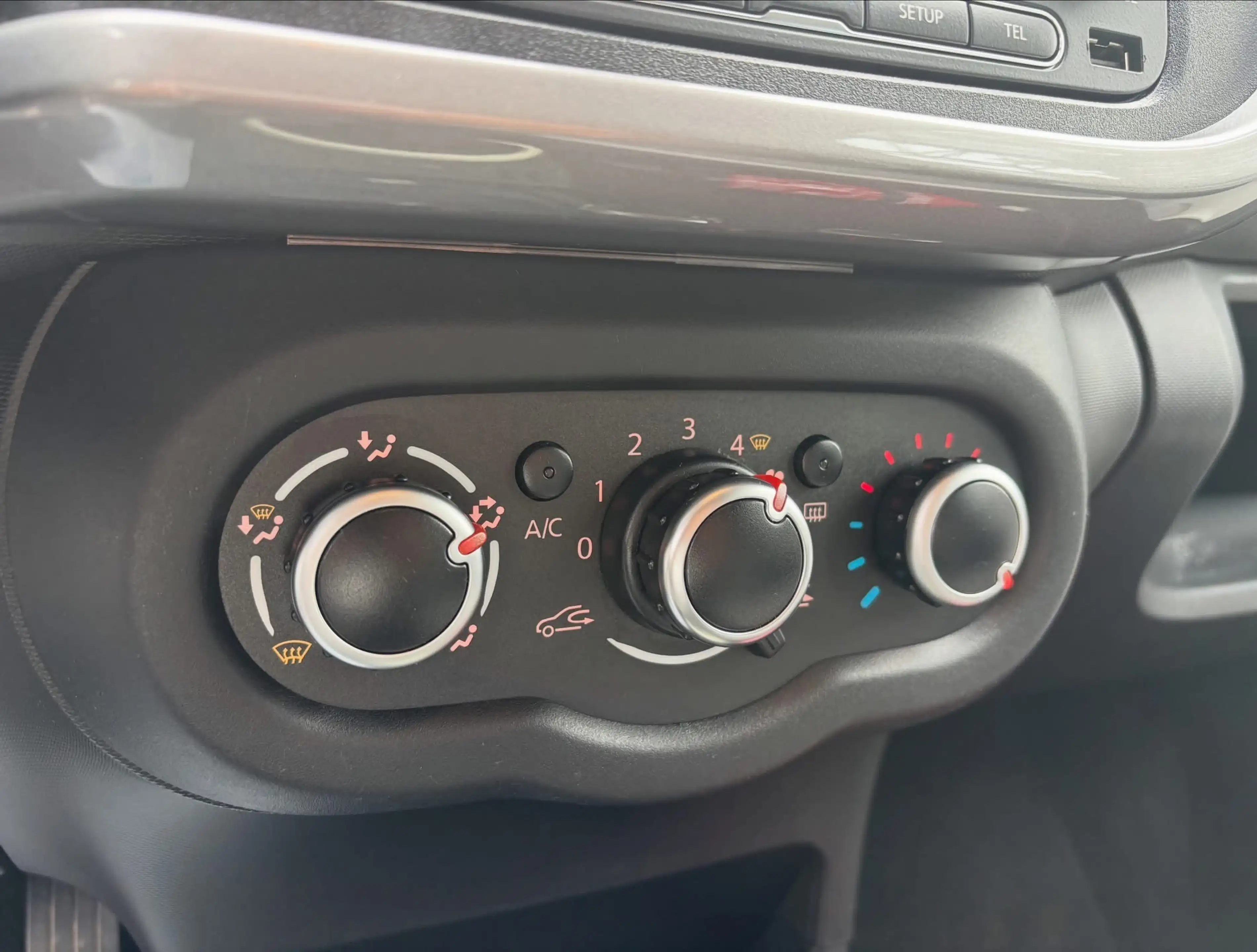 Renault Twingo Twingo 1.0i SCe Limited — photo 8