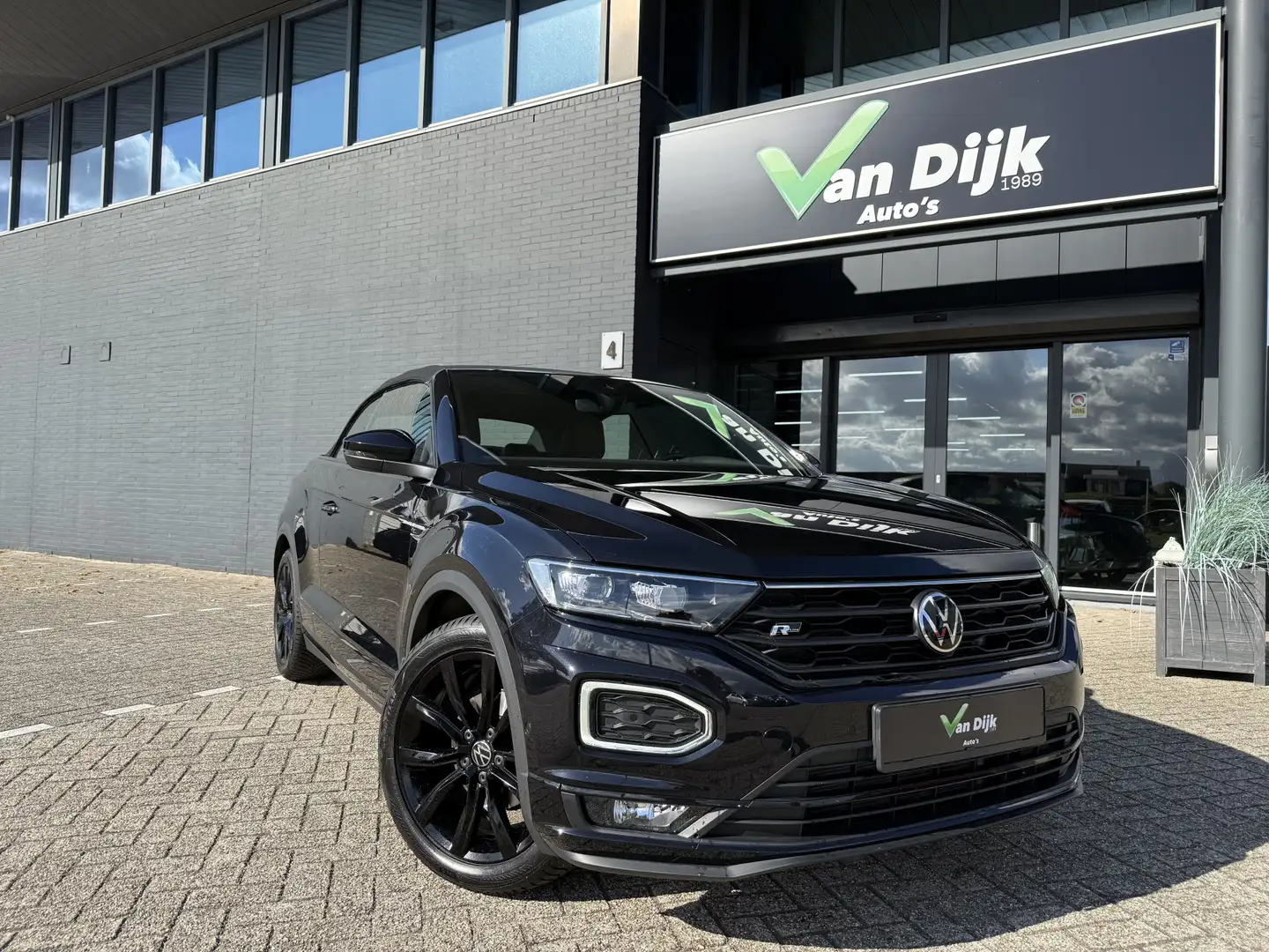 Volkswagen T-Roc Cabrio 1.5 TSI R-Line Navi Camera 18Inch Zwart - 2