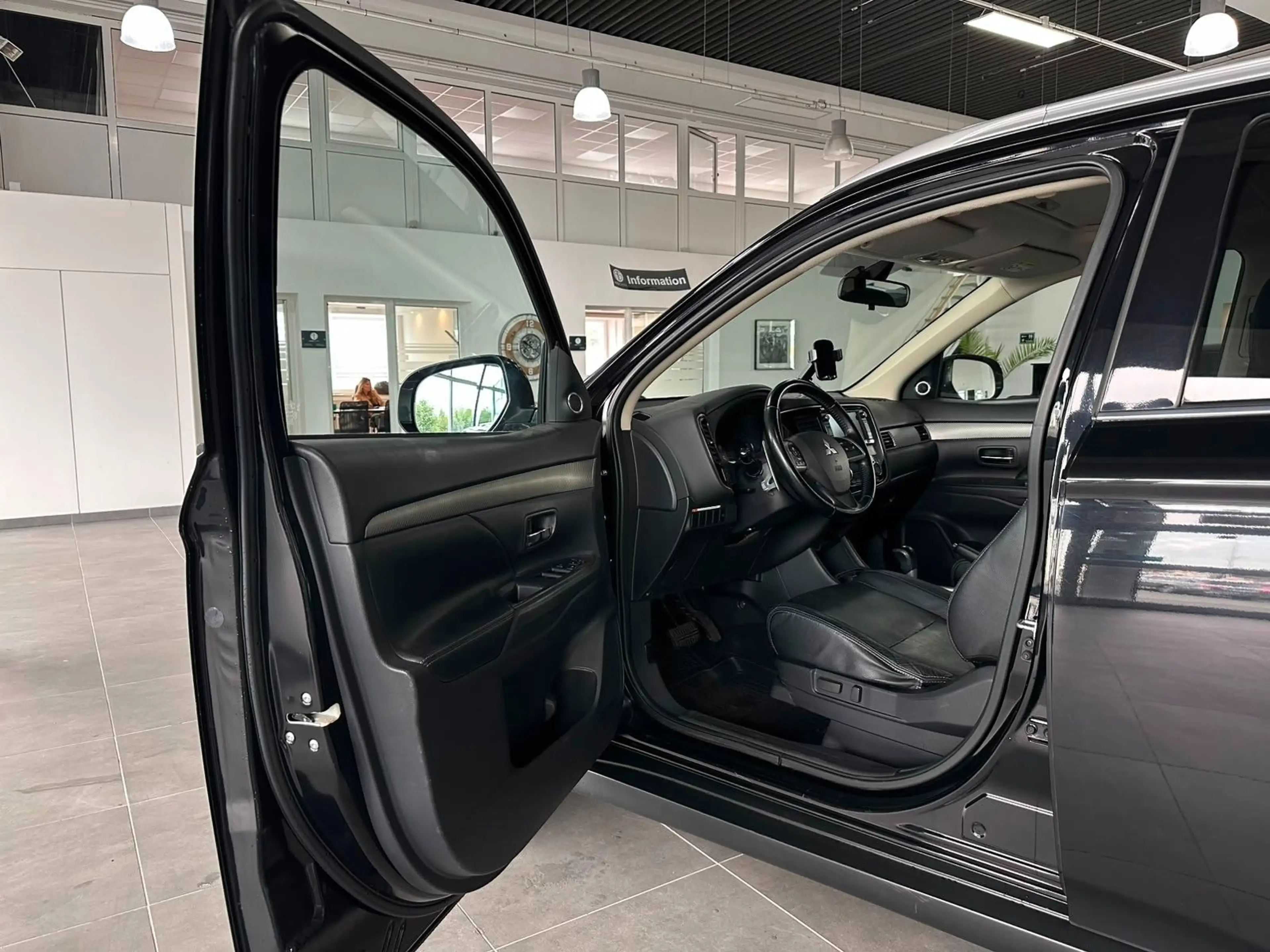 Mitsubishi Outlander ClearTec Instyle 4WD*Kam*Navi*Leder* 7 — photo 10