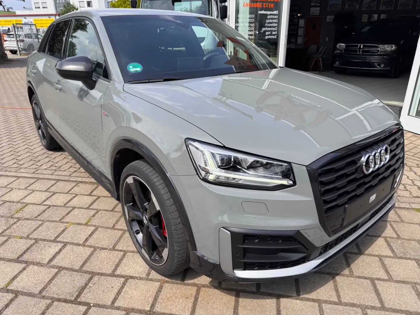 Audi Q2 35 TFSI design ,S-line,Carbon,Garantie Grijs - 2