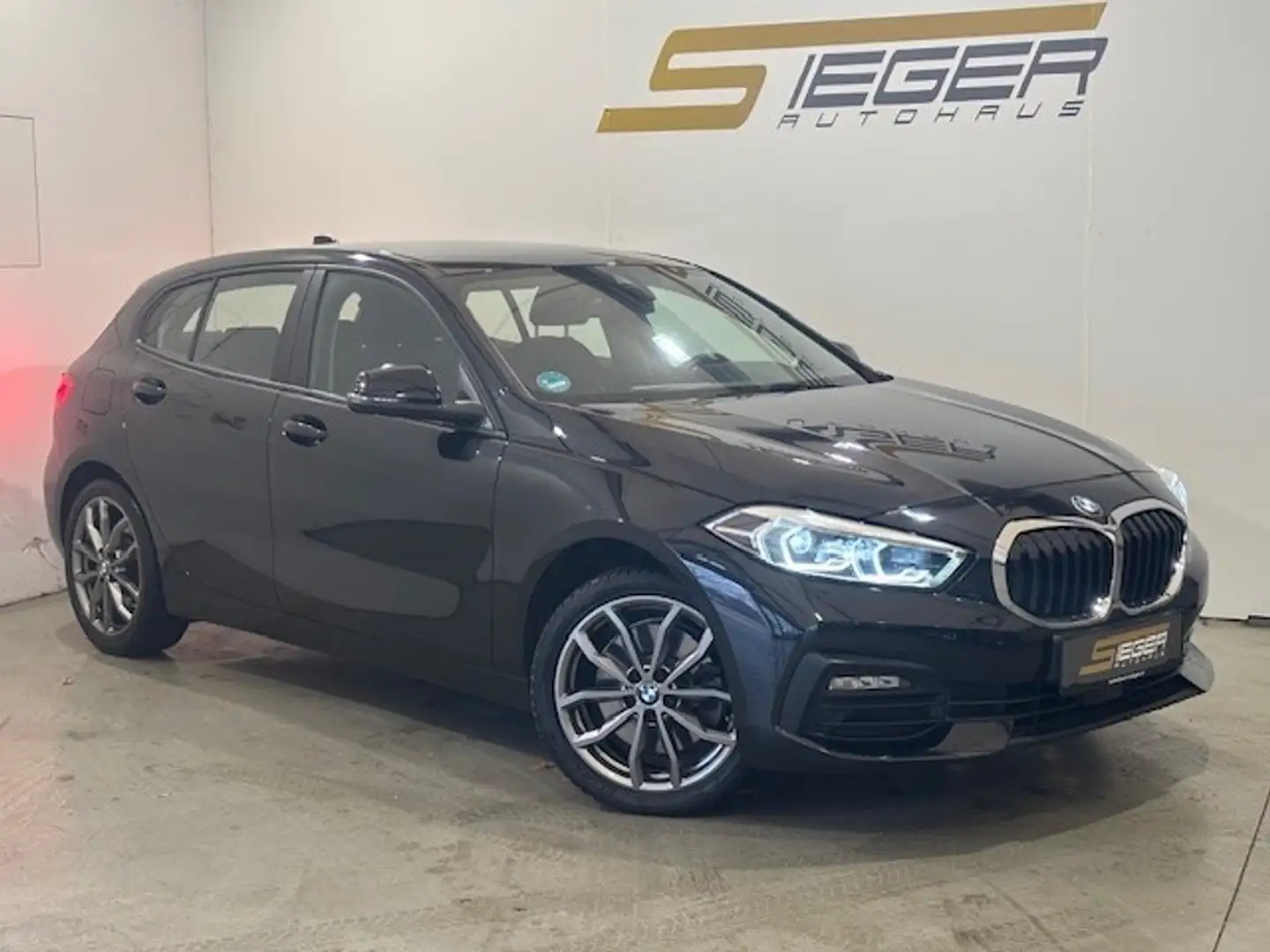 BMW 120 i Aut. Schwarz - 1