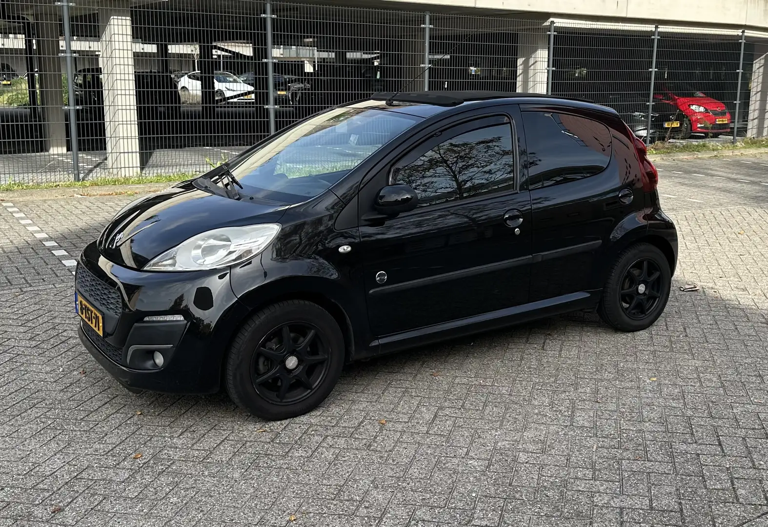 Peugeot 107 1.0 Envy Zwart - 2