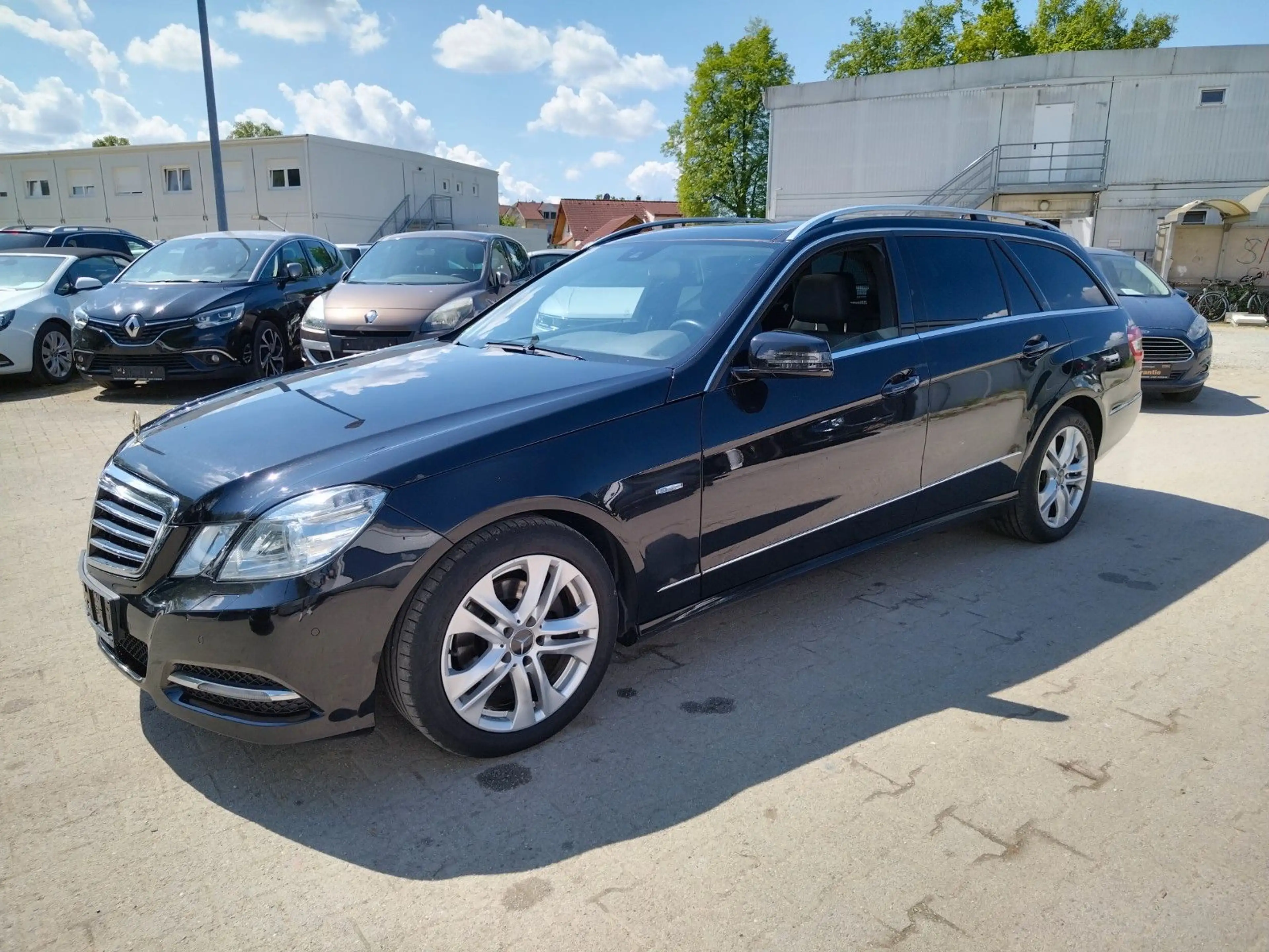 Mercedes-Benz E 200 T-Model CGI+XENON+:PANO+NAVI+ILS+PDC+EURO5