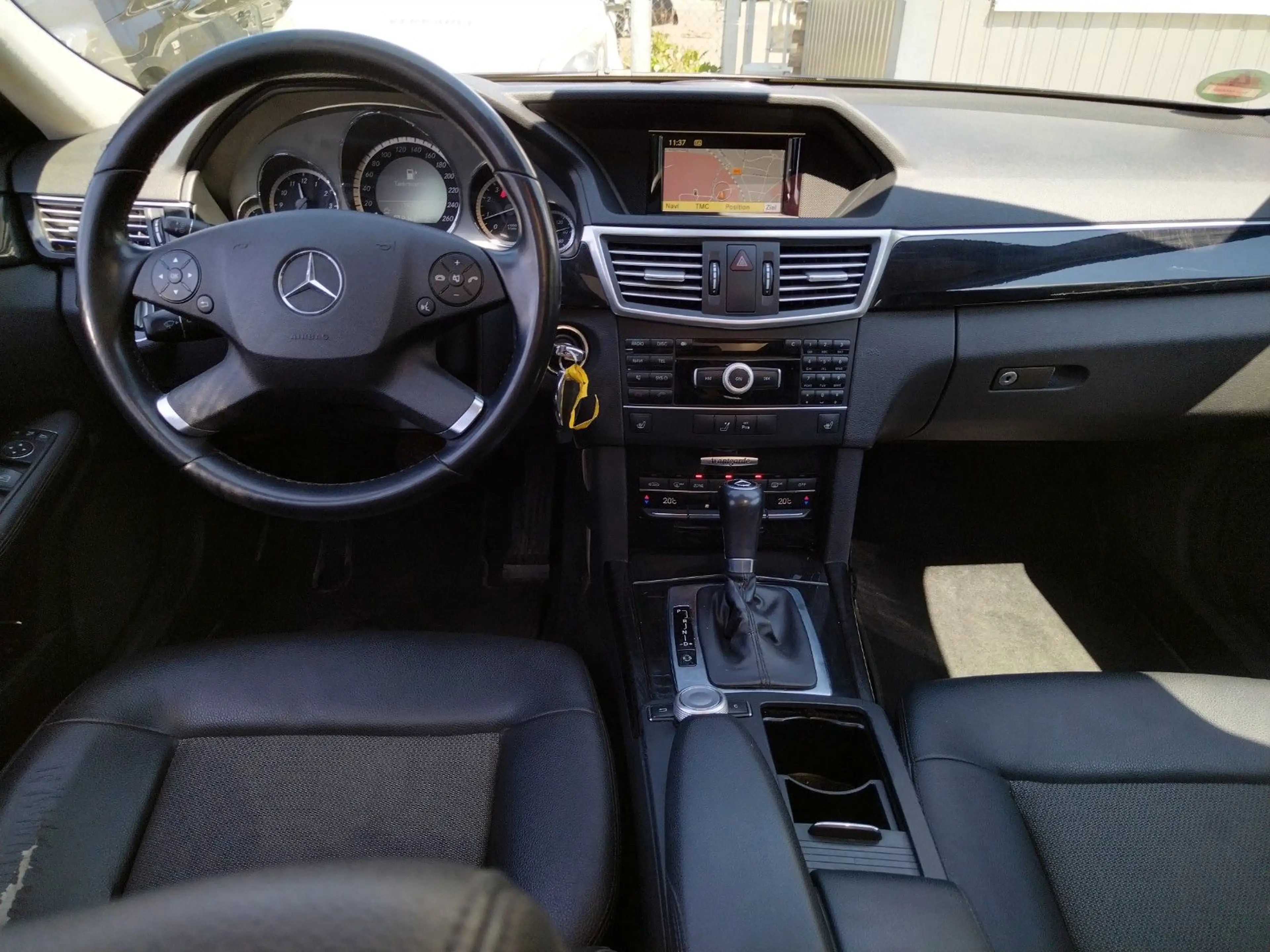 Mercedes-Benz E 200 T-Model CGI+XENON+:PANO+NAVI+ILS+PDC+EURO5 — photo 9
