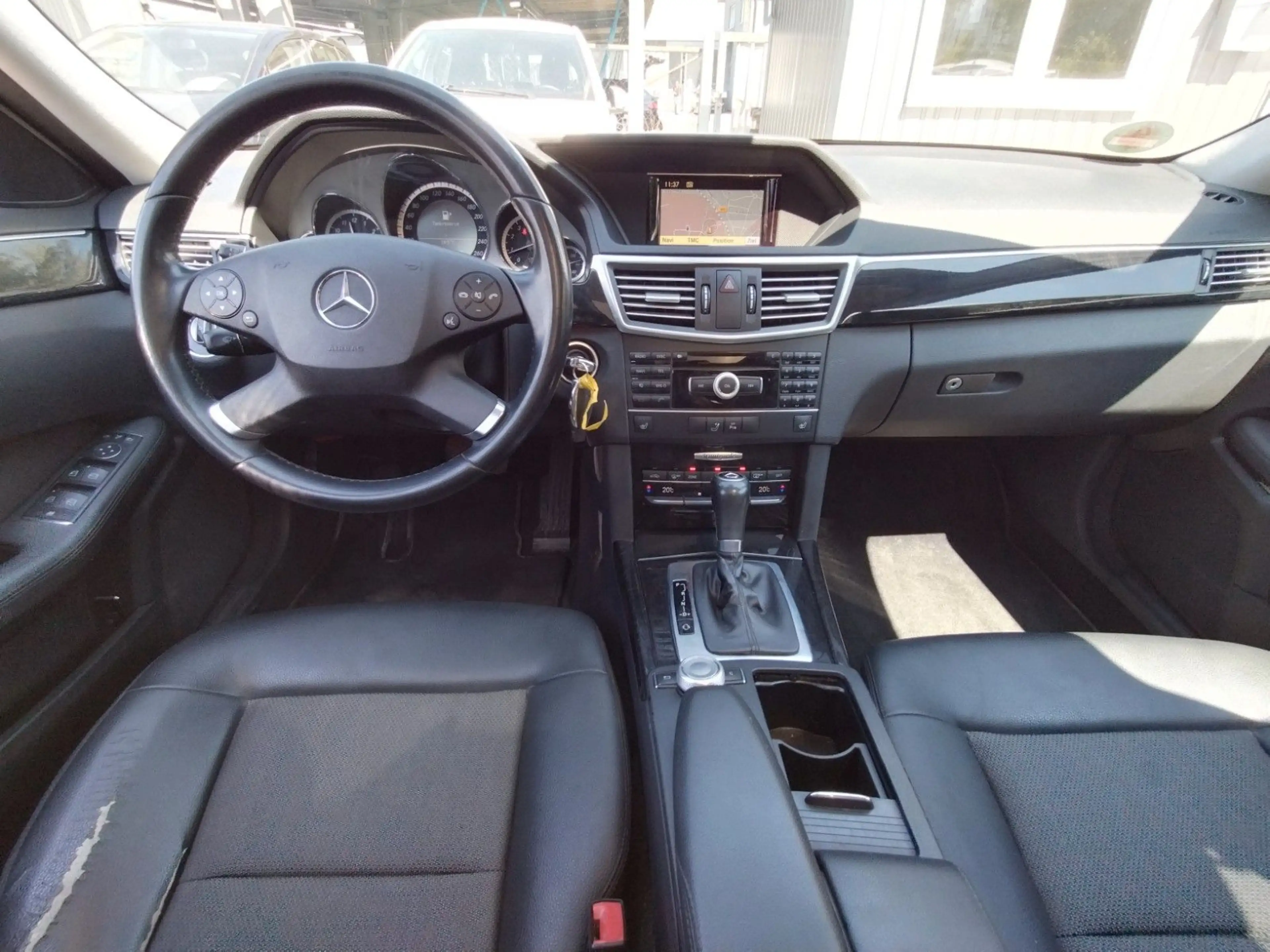 Mercedes-Benz E 200 T-Model CGI+XENON+:PANO+NAVI+ILS+PDC+EURO5 — photo 13