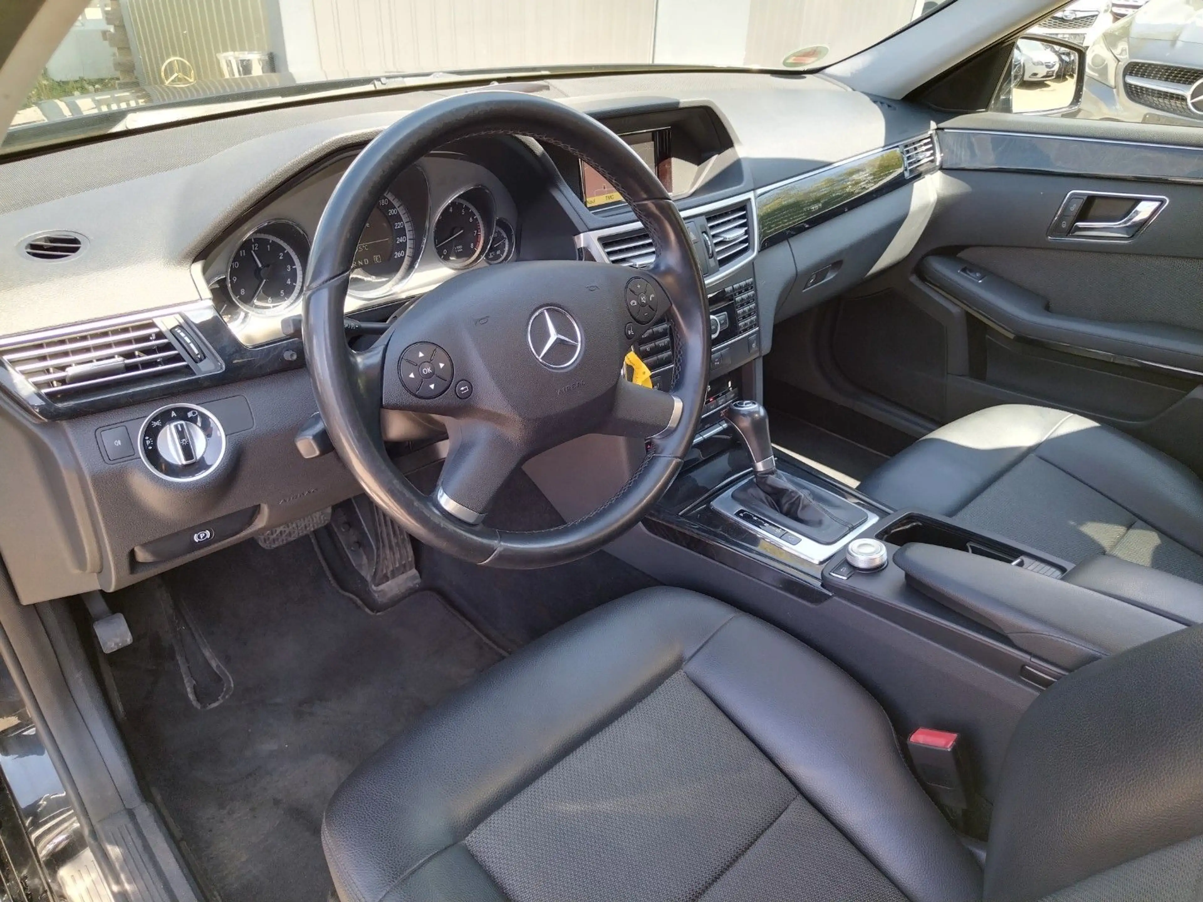 Mercedes-Benz E 200 T-Model CGI+XENON+:PANO+NAVI+ILS+PDC+EURO5 — photo 11