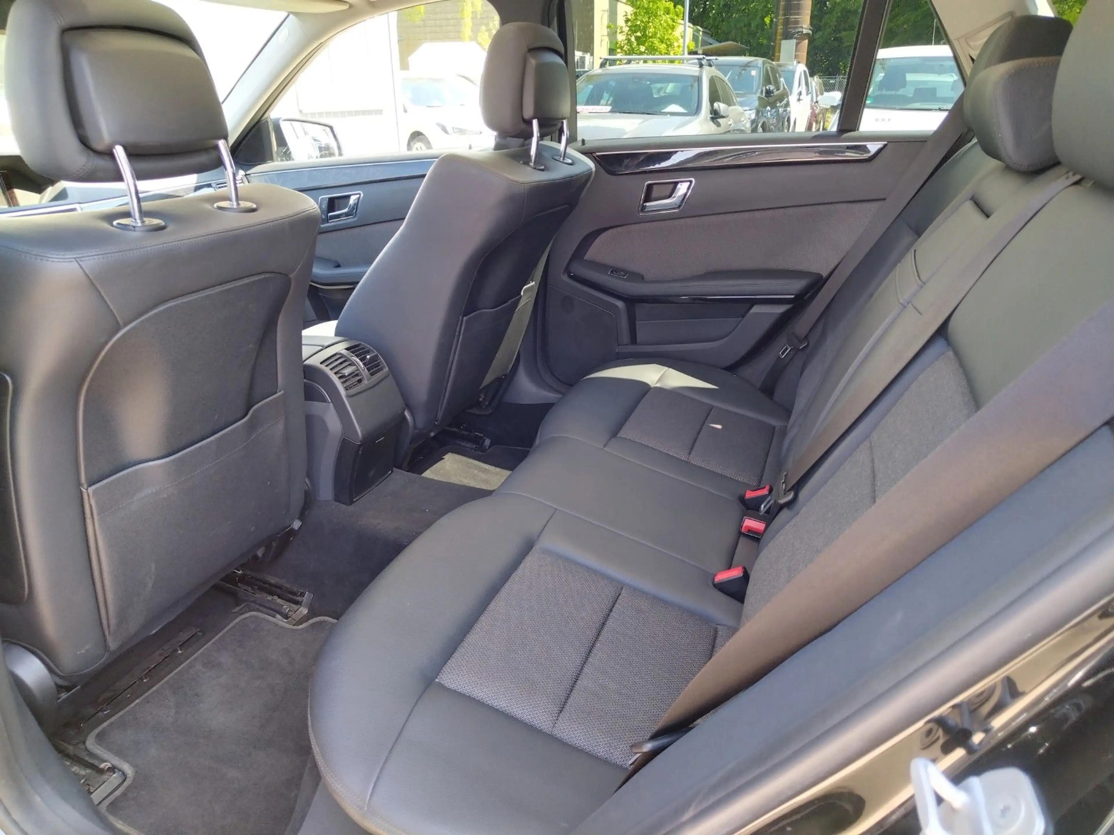 Mercedes-Benz E 200 T-Model CGI+XENON+:PANO+NAVI+ILS+PDC+EURO5 — photo 12