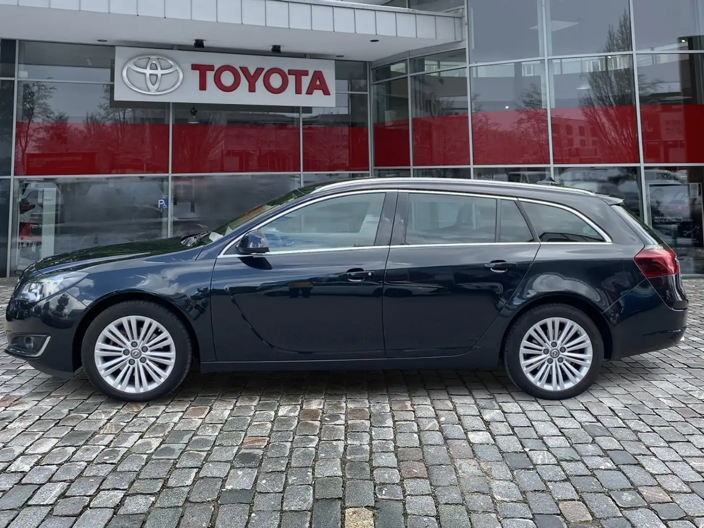 Opel Insignia ST 2.0 CDTi 4x4 Allrad* 8fach Bereift Zwart - 2