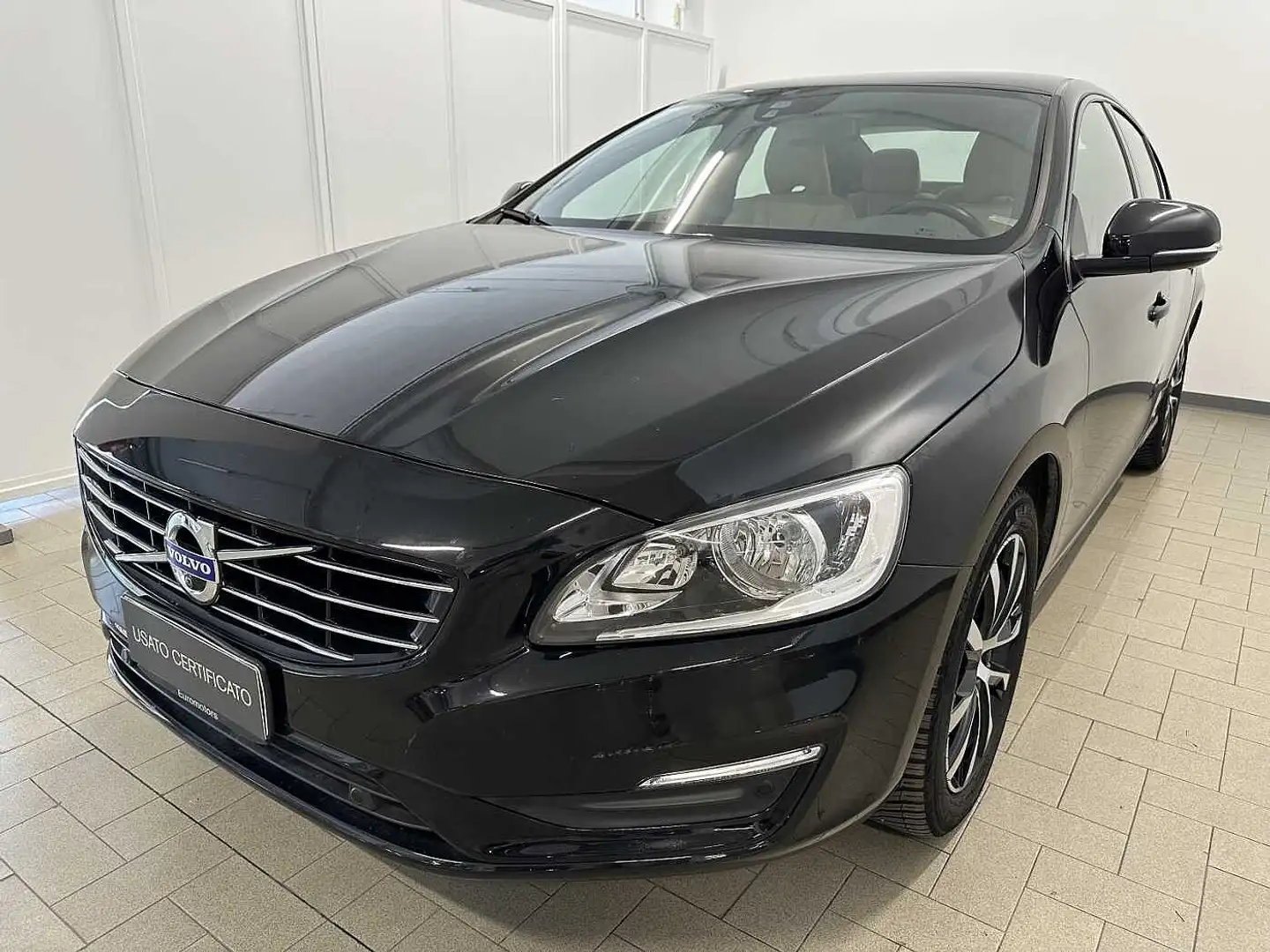Volvo S60 D3 DYNAMIC EDITION crna - 1