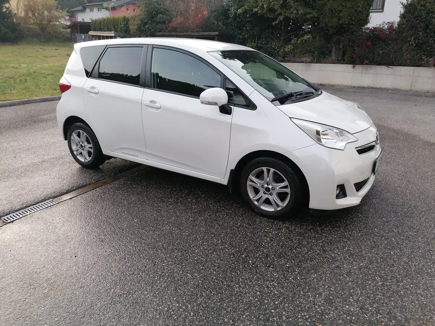 Toyota Verso-S Verso S 1,4 D-4D90 Life DPF Life Weiß - 1