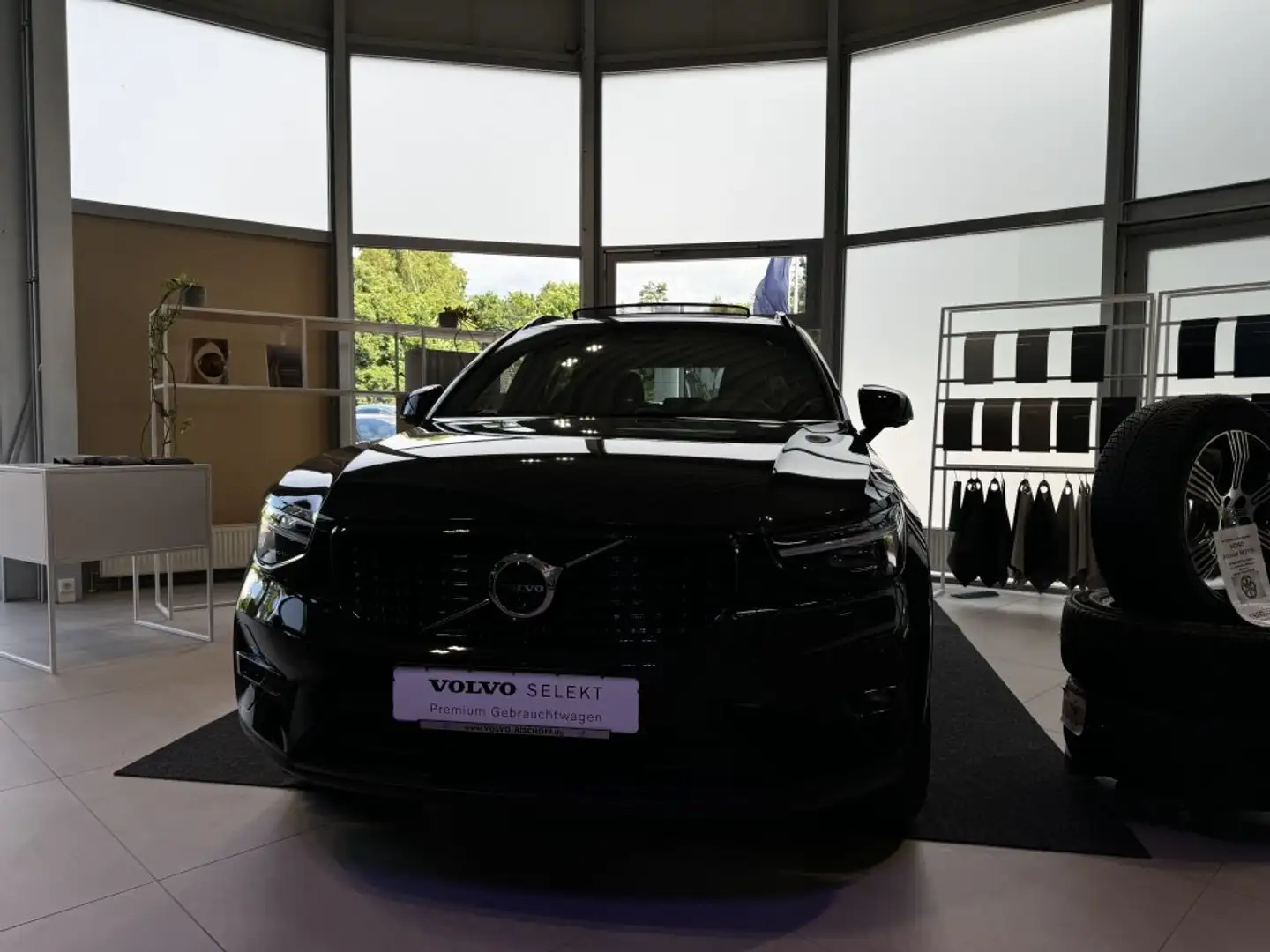 Volvo XC40 B4 B DKG Plus Dark Schwarz - 2
