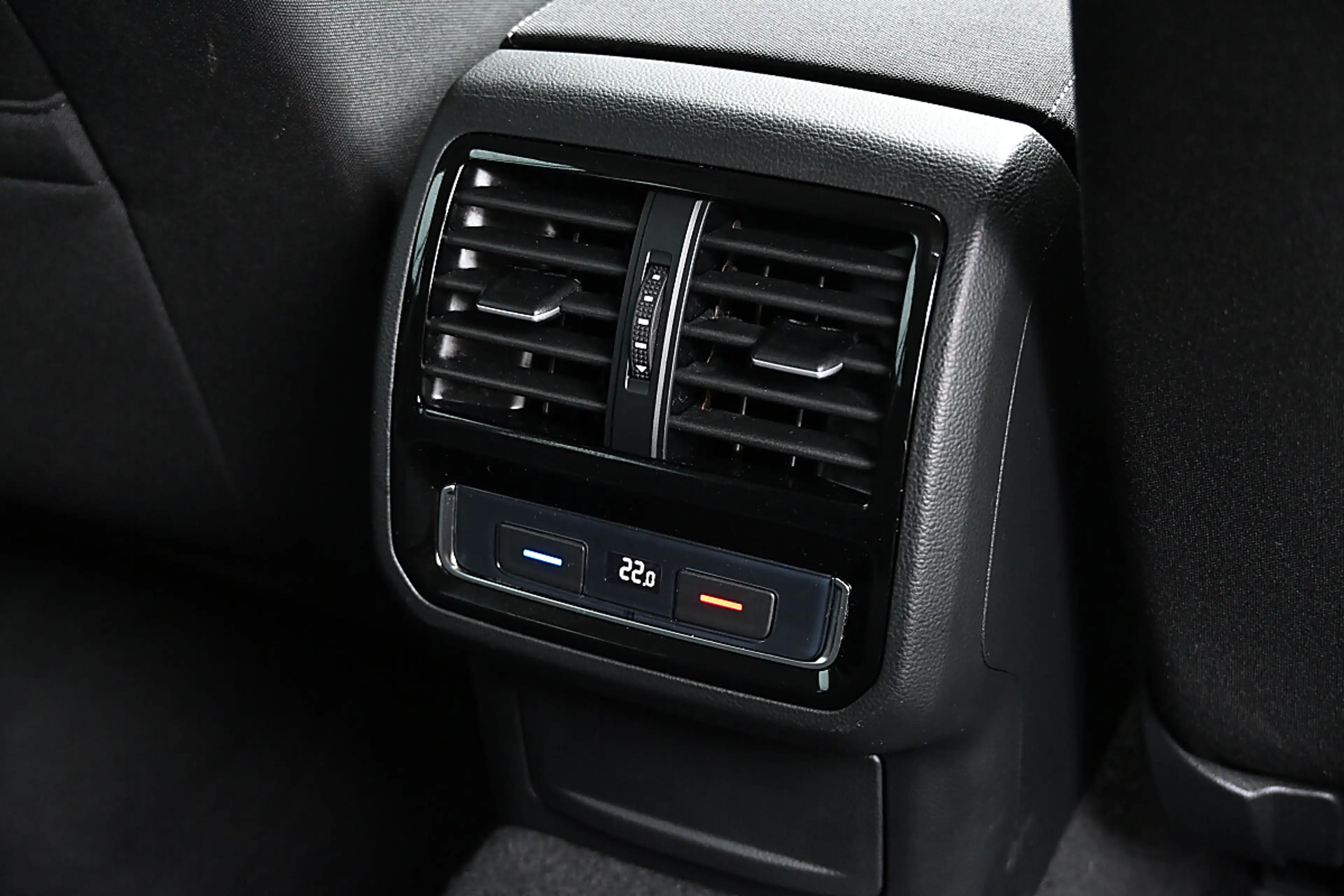 Volkswagen Passat Variant Business 1,6 SCR TDI DSG ACC, LED, Navi, Kamera... — photo 6